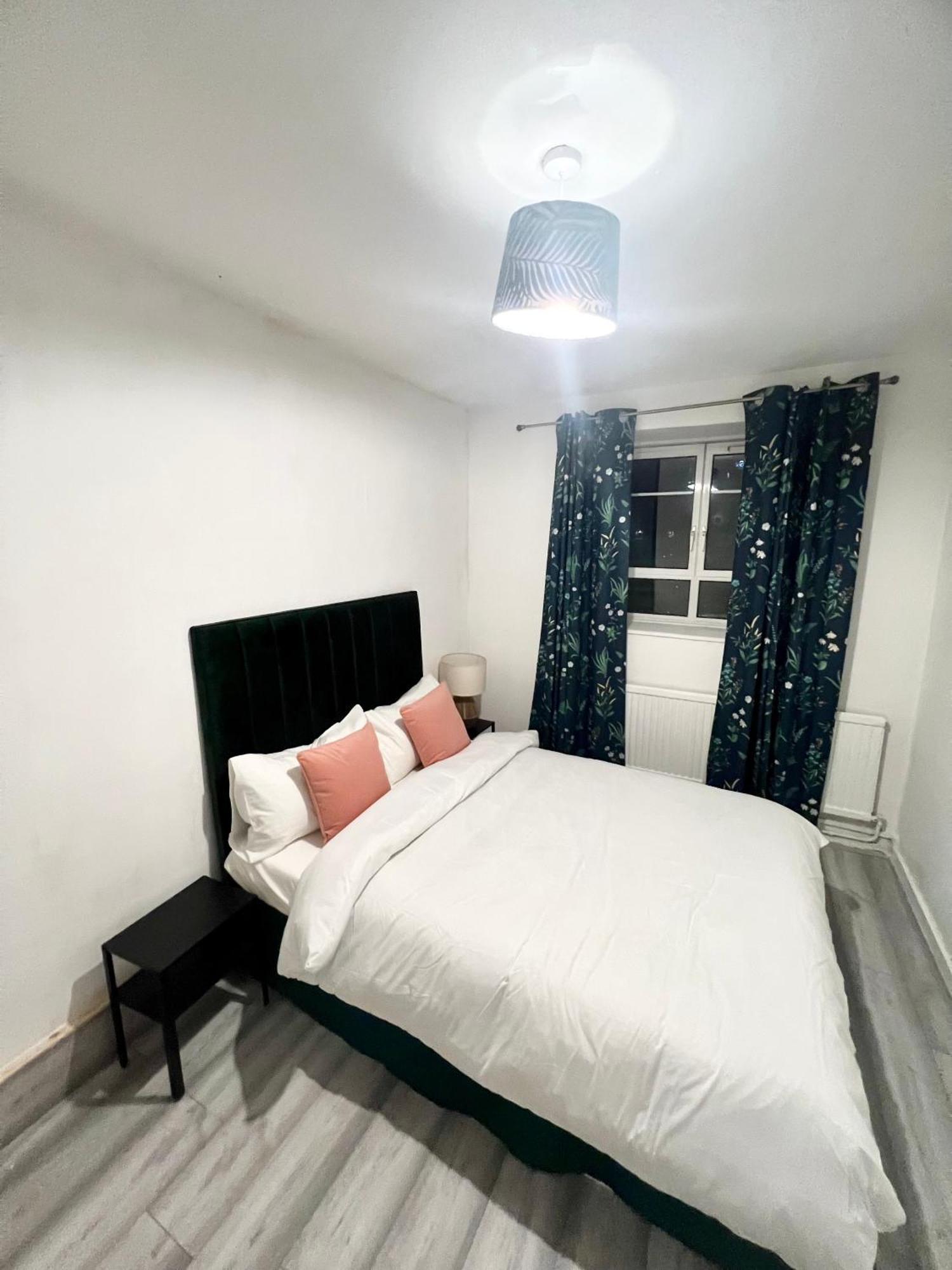 2 Bedroom Flat With Balcony In White City, Hammersmith Apartamento Londres