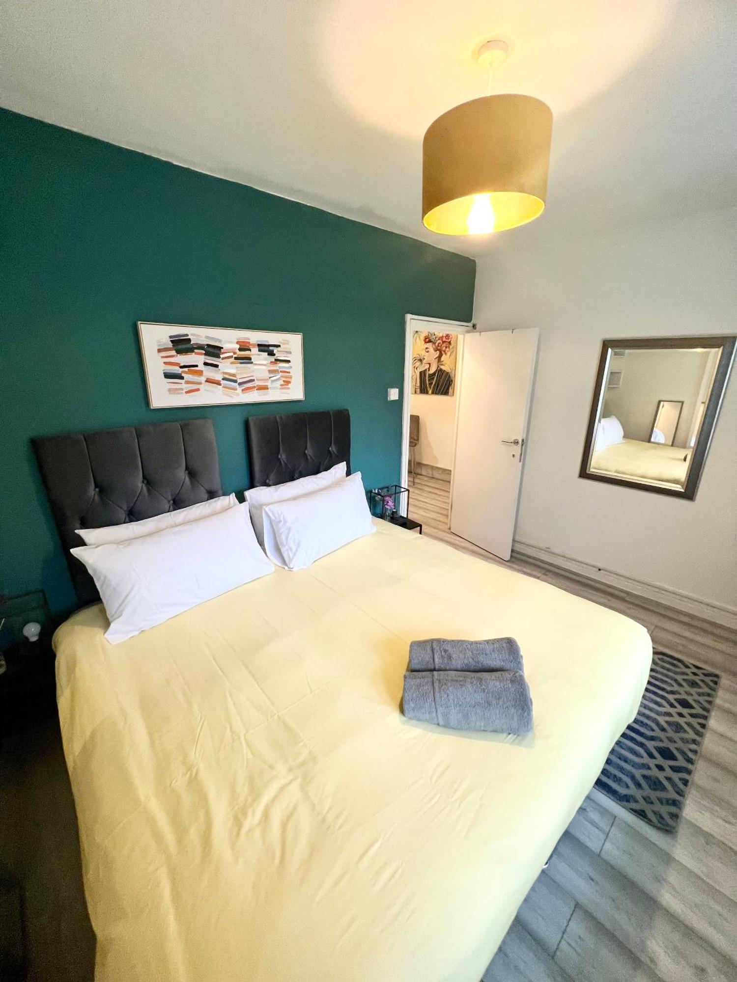 Apartamento 2 Bedroom Flat With Balcony In White City, Hammersmith *
