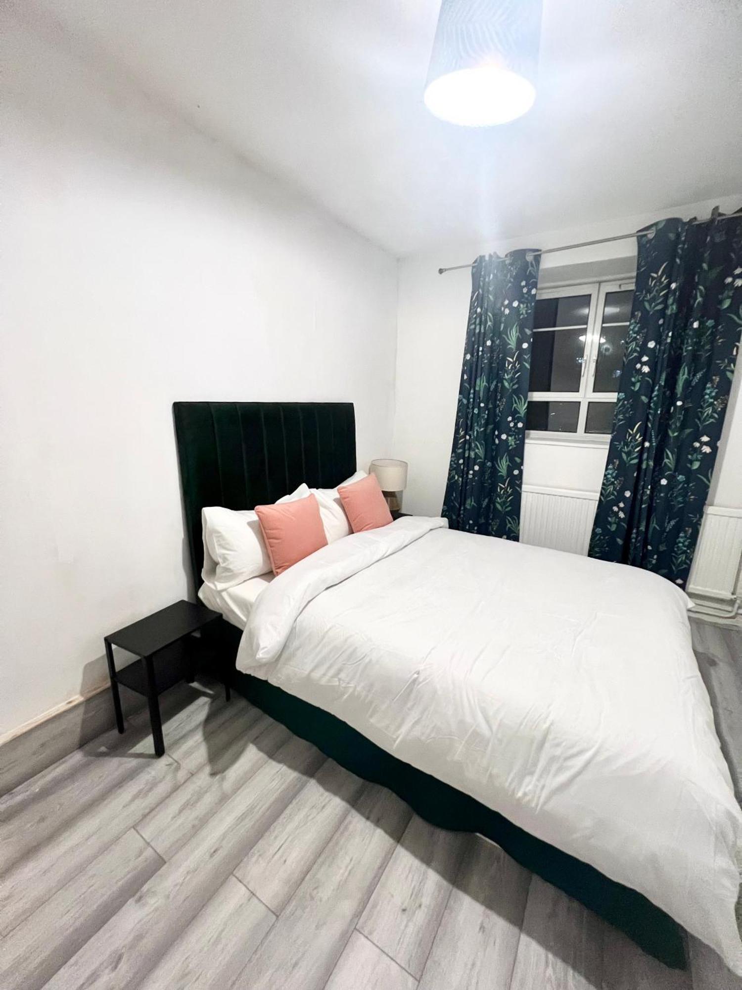 Apartamento 2 Bedroom Flat With Balcony In White City, Hammersmith Londres