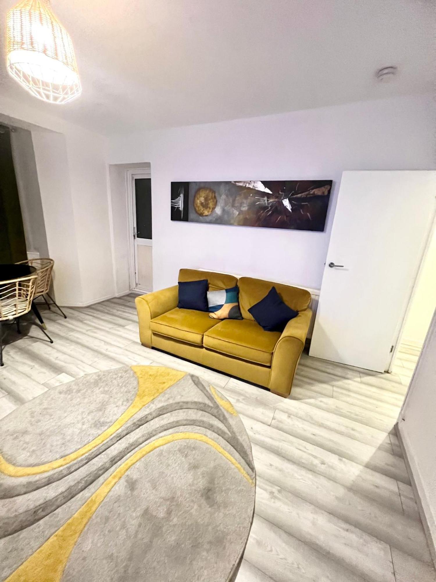 2 Bedroom Flat With Balcony In White City, Hammersmith Apartamento *