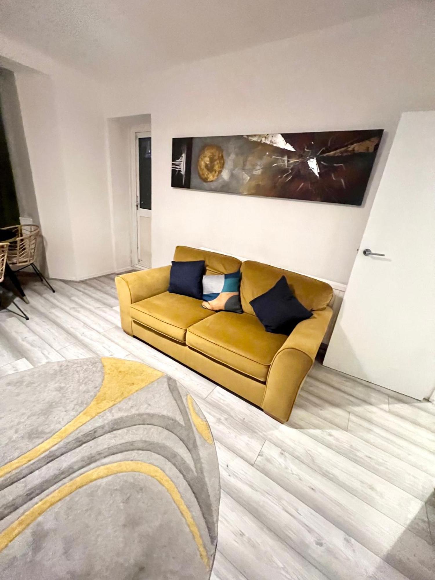 2 Bedroom Flat With Balcony In White City, Hammersmith Apartamento