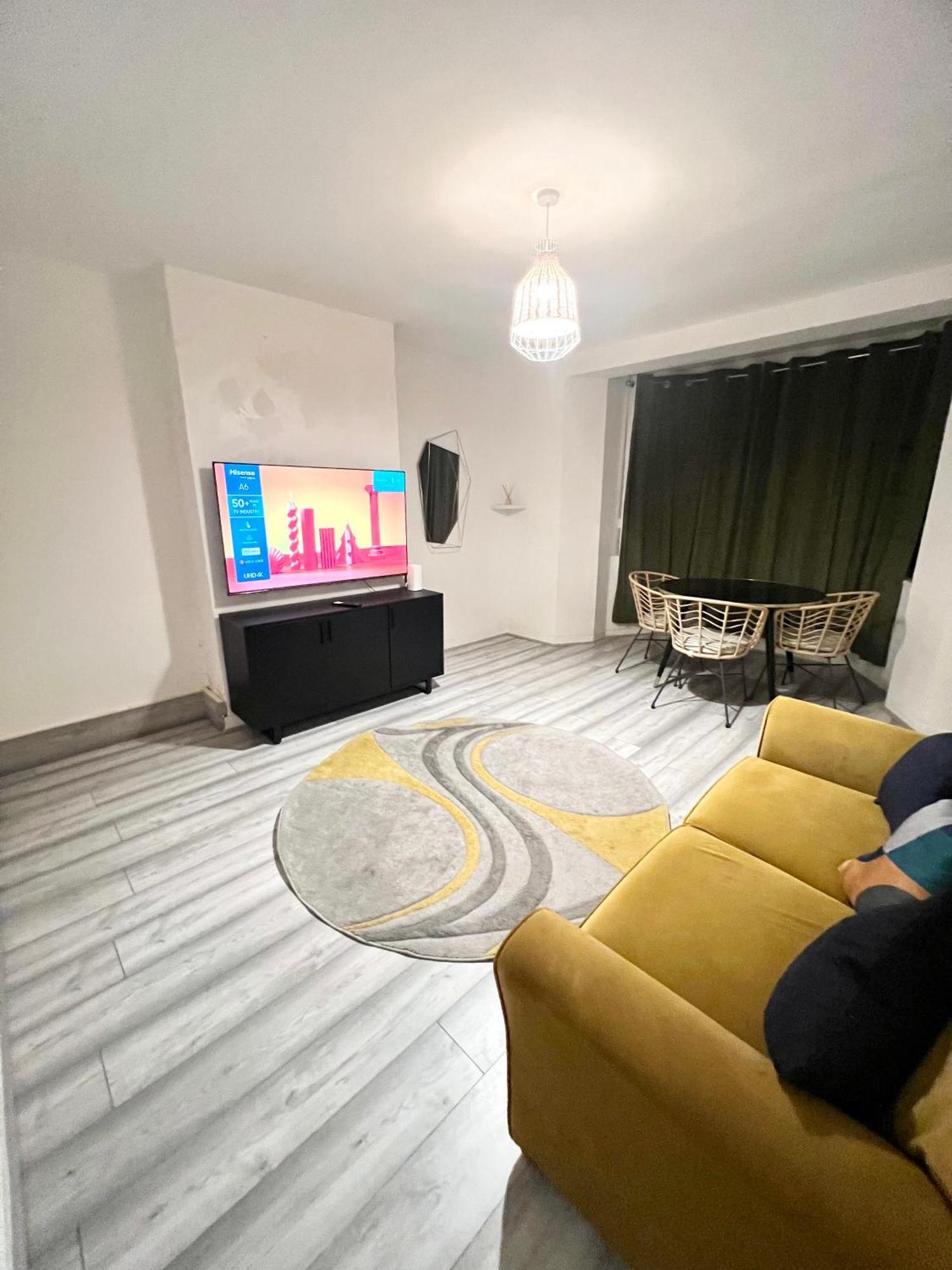 2 Bedroom Flat With Balcony In White City, Hammersmith Apartamento *