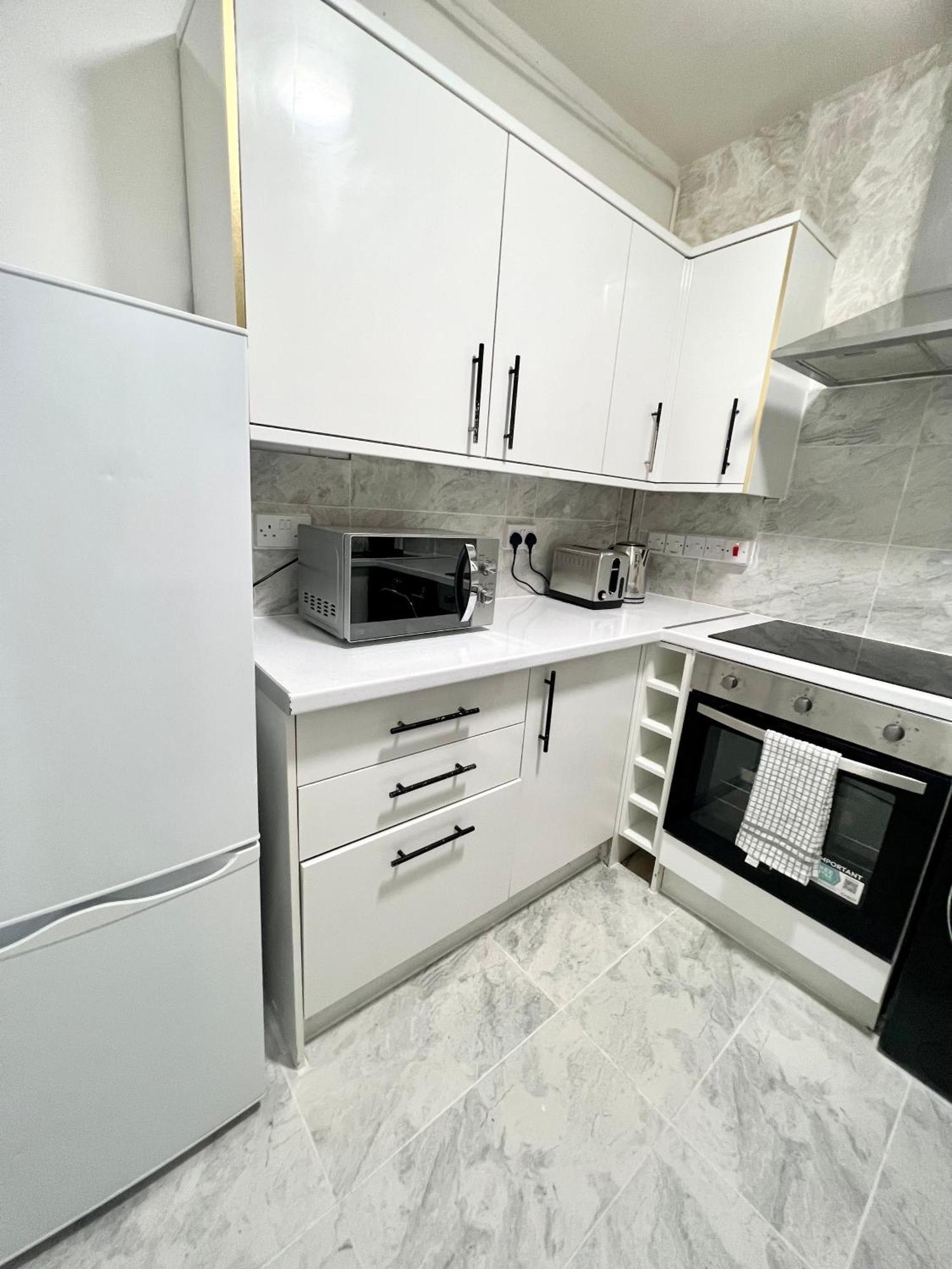 Apartamento 2 Bedroom Flat With Balcony In White City, Hammersmith *