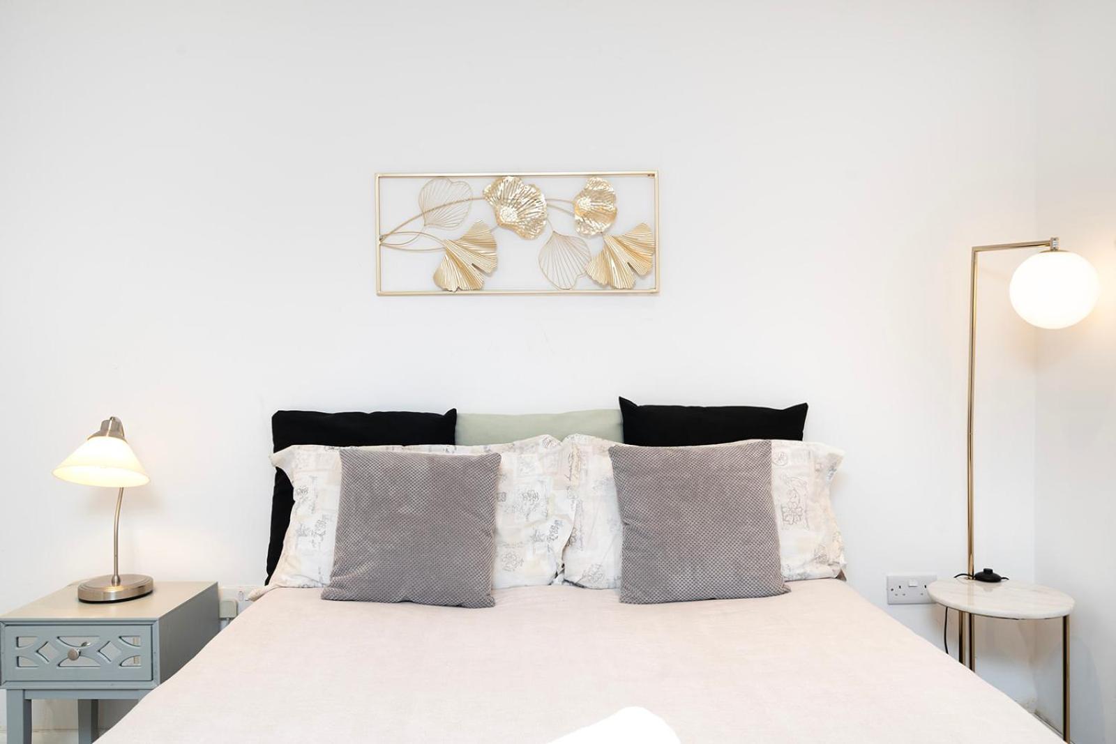 Apartment Cosy 1 Bedroom Walking Distance To Mall With Parking Available London