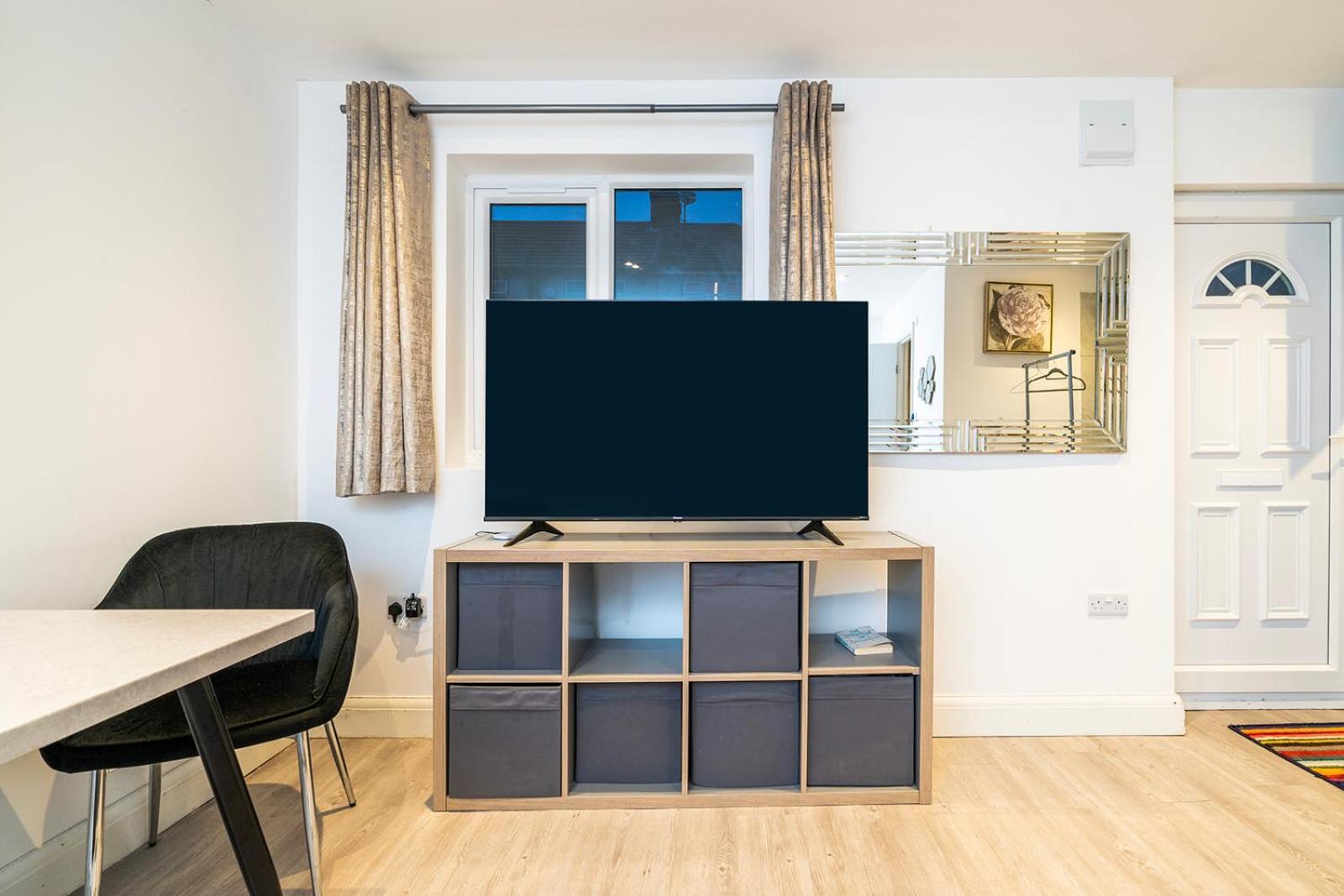 Apartment Cosy 1 Bedroom Walking Distance To Mall With Parking Available