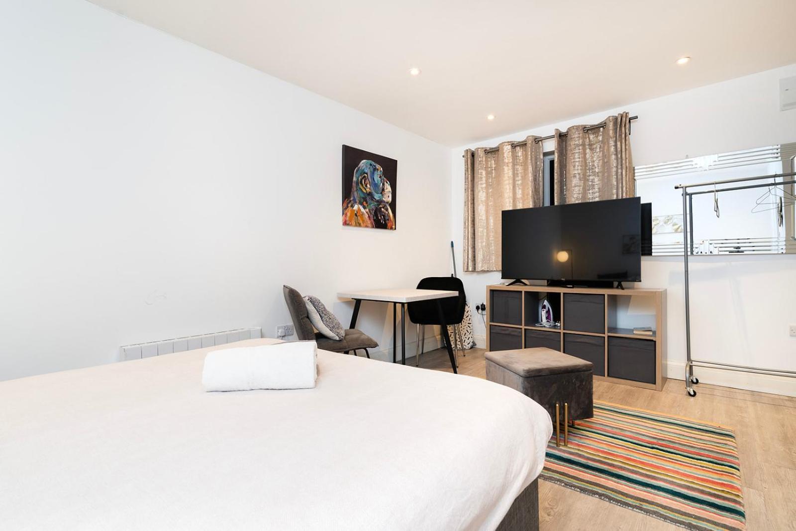 Apartment Cosy 1 Bedroom Walking Distance To Mall With Parking Available *