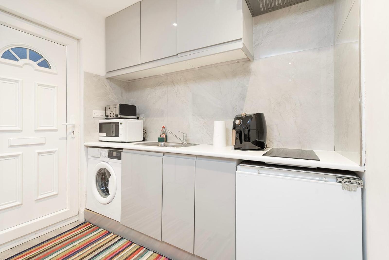 Apartment Cosy 1 Bedroom Walking Distance To Mall With Parking Available London