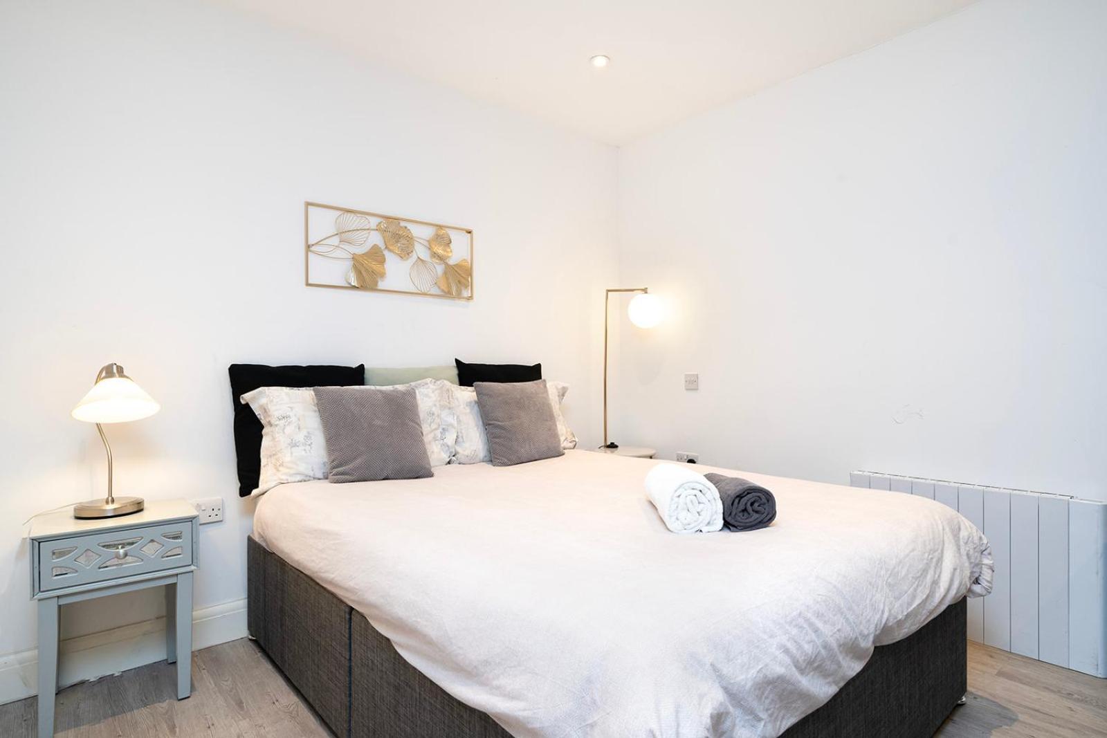 Cosy 1 Bedroom Walking Distance To Mall With Parking Available Apartment