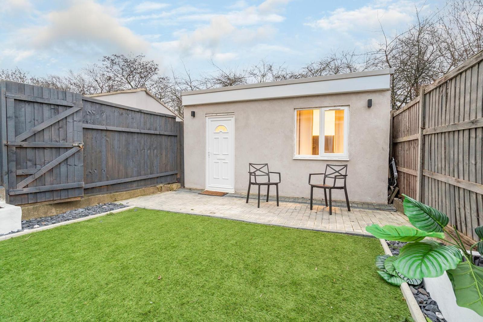 Apartment Cosy 1 Bedroom Walking Distance To Mall With Parking Available *