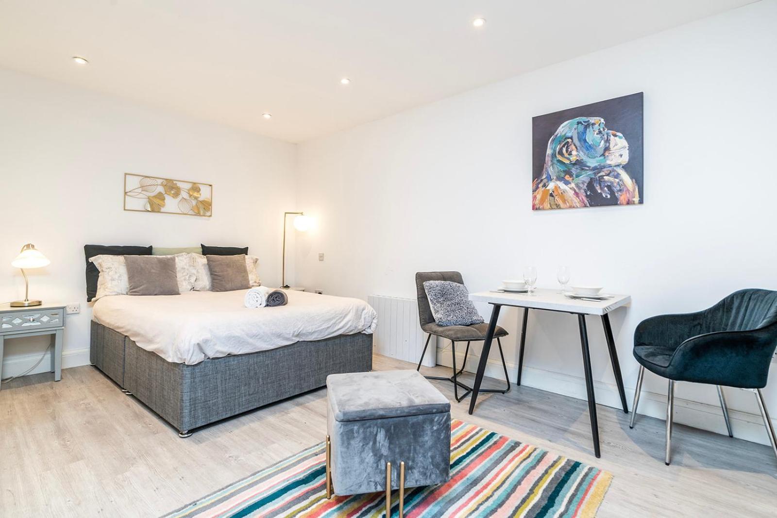 Apartment Cosy 1 Bedroom Walking Distance To Mall With Parking Available London