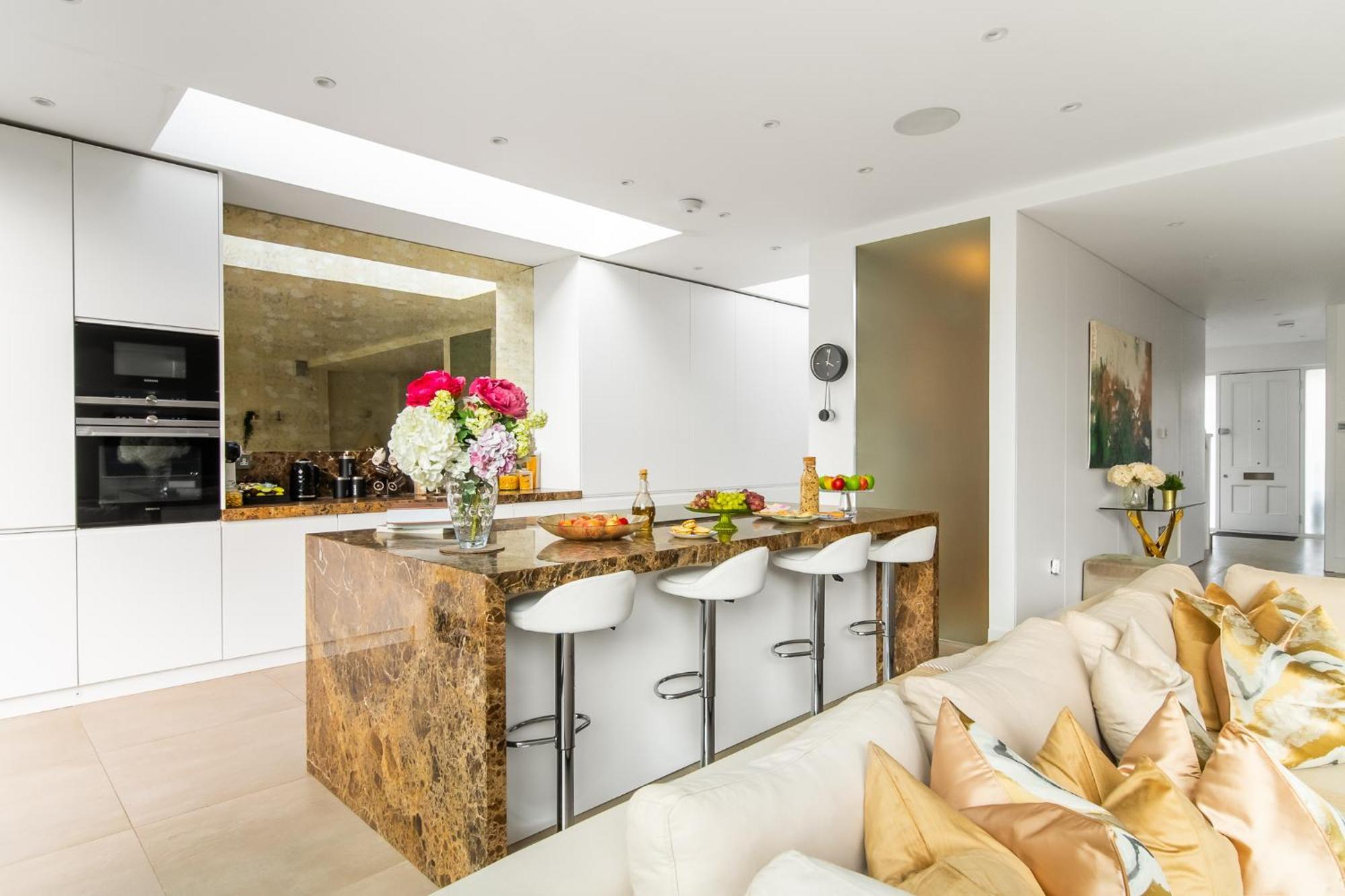 4 Bed 4 Bath House By Livestay Short Lets & Serviced With Parking, Jacuzzi & Garden Holiday home London