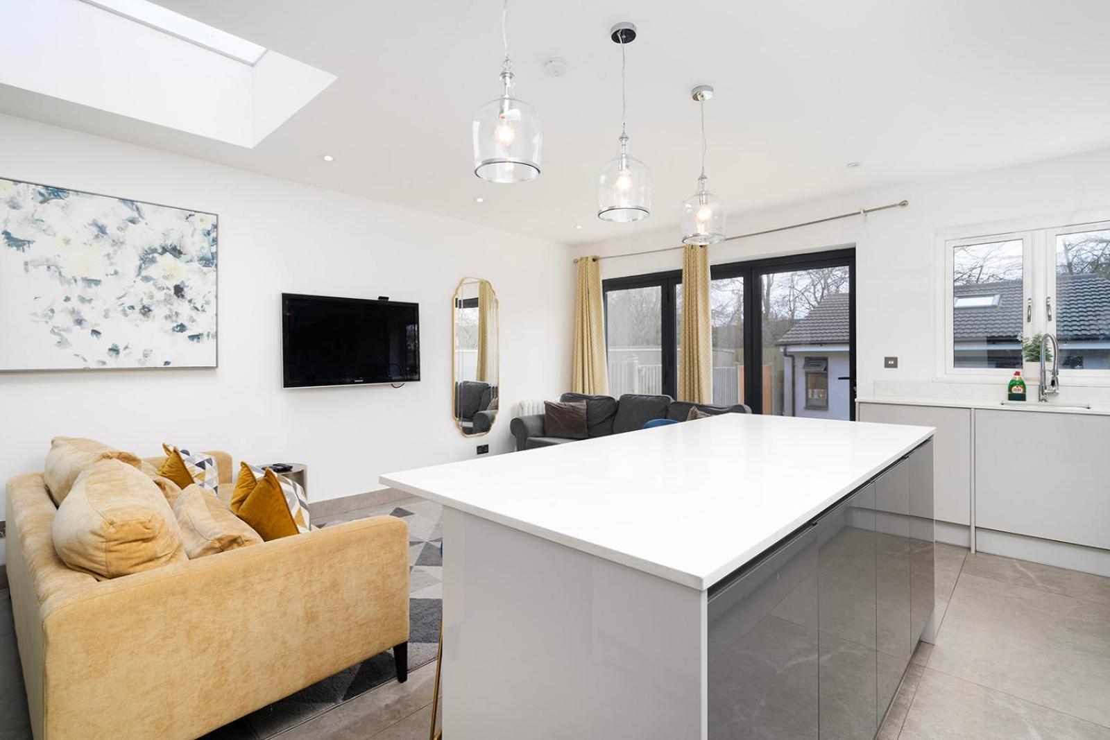 Apartamento Large 4 Bedroom House With Parking Available Londres
