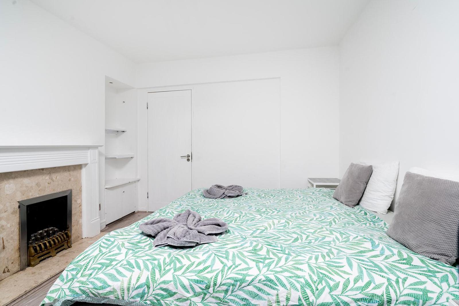 Large 4 Bedroom House With Parking Available Apartamento