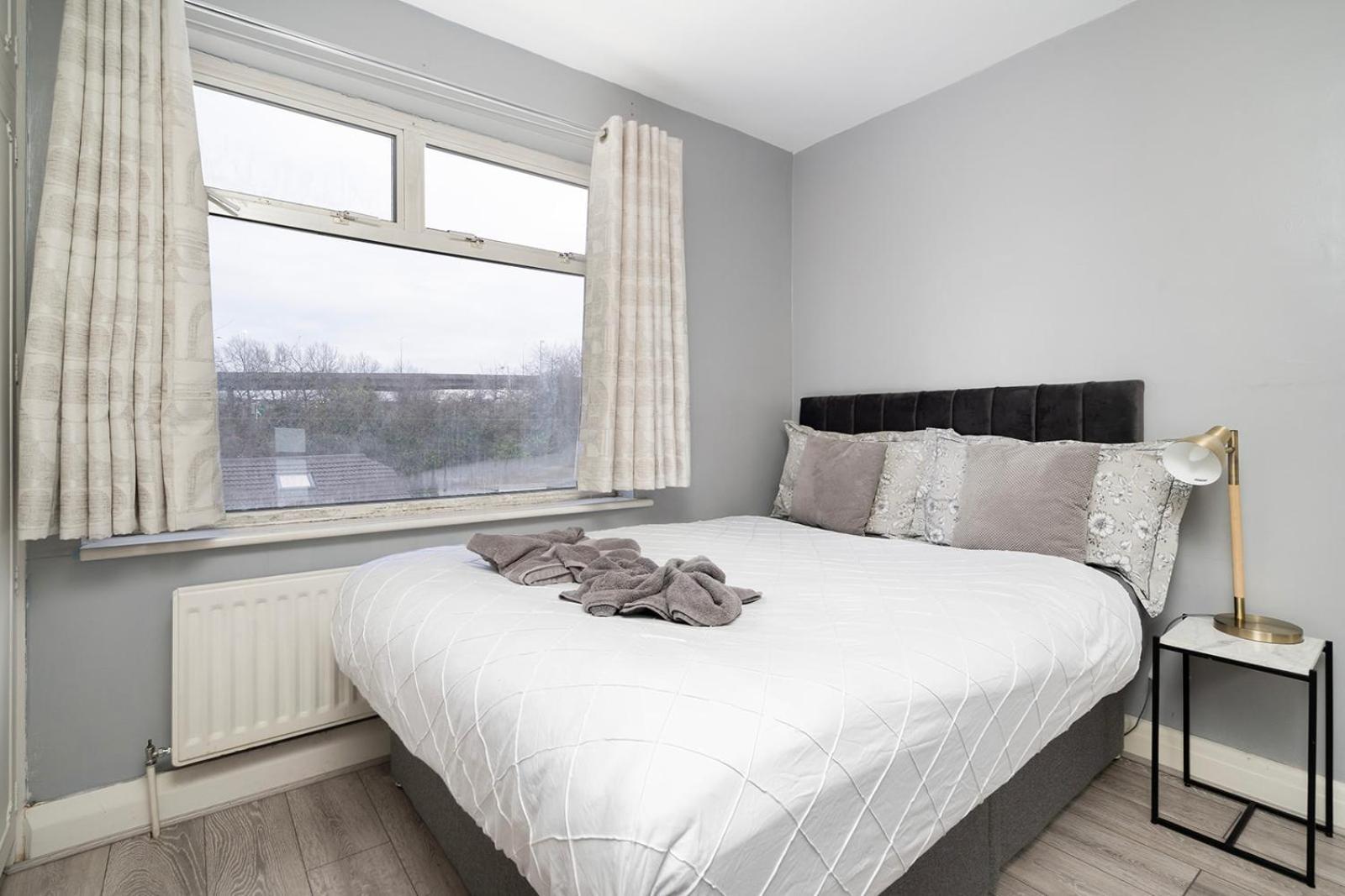 Large 4 Bedroom House With Parking Available Londres