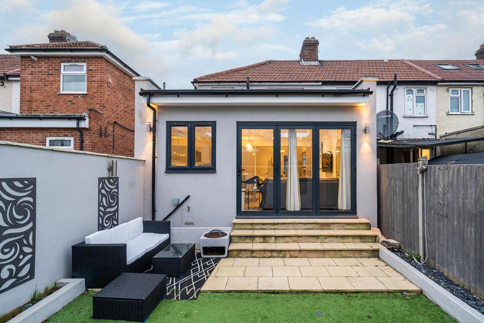 Large 4 Bedroom House With Parking Available Apartamento Londres