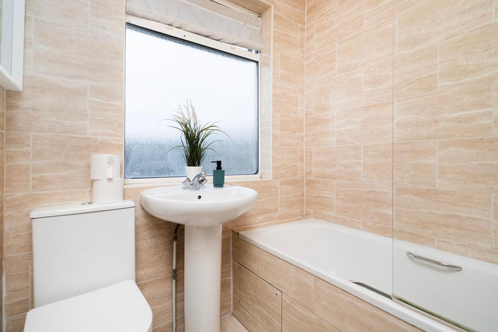 Large 4 Bedroom House With Parking Available Londres