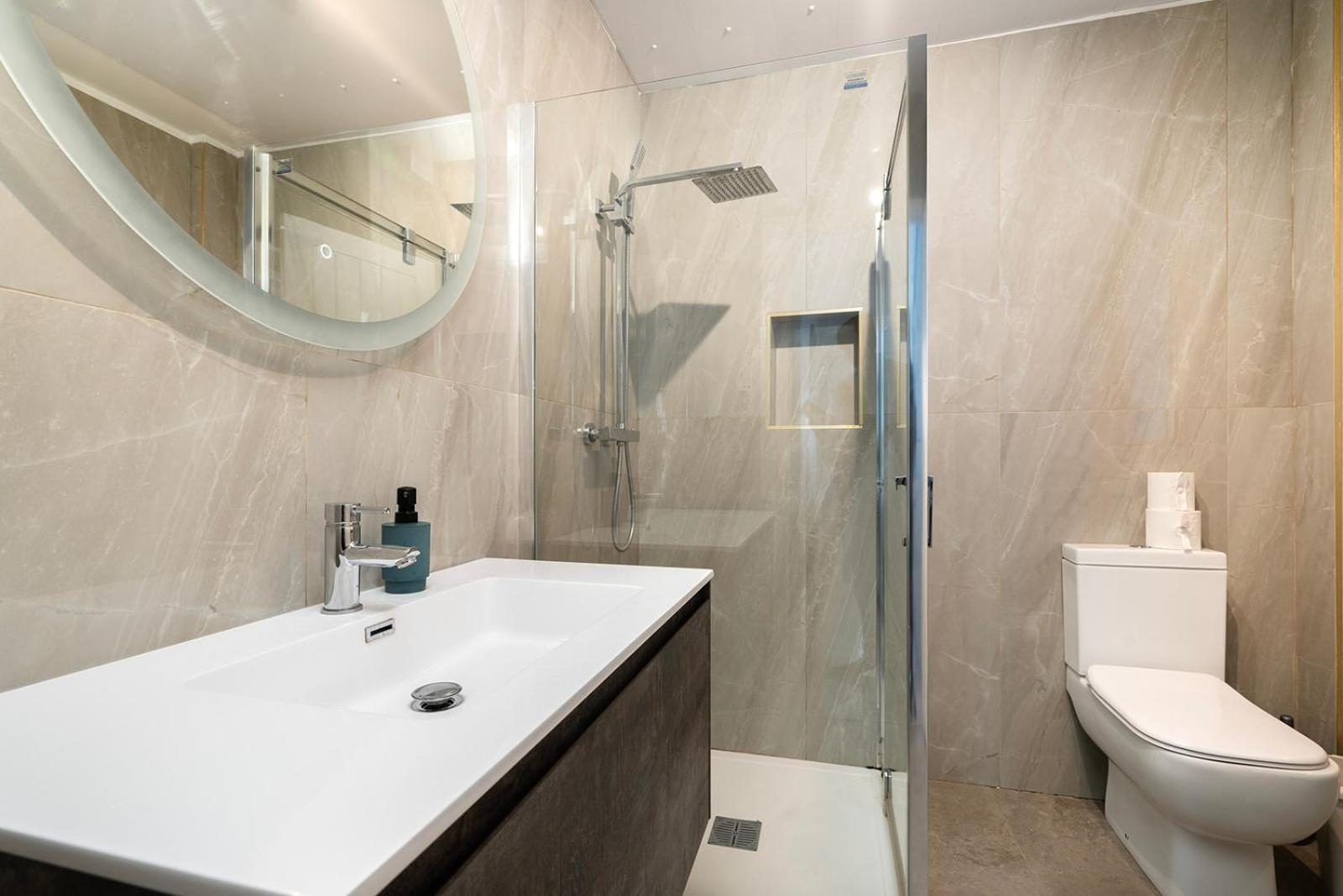 Apartamento Large 4 Bedroom House With Parking Available