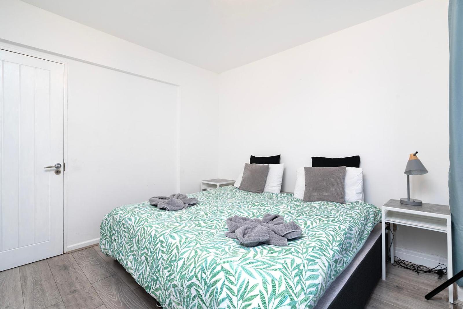 Large 4 Bedroom House With Parking Available Apartamento Londres