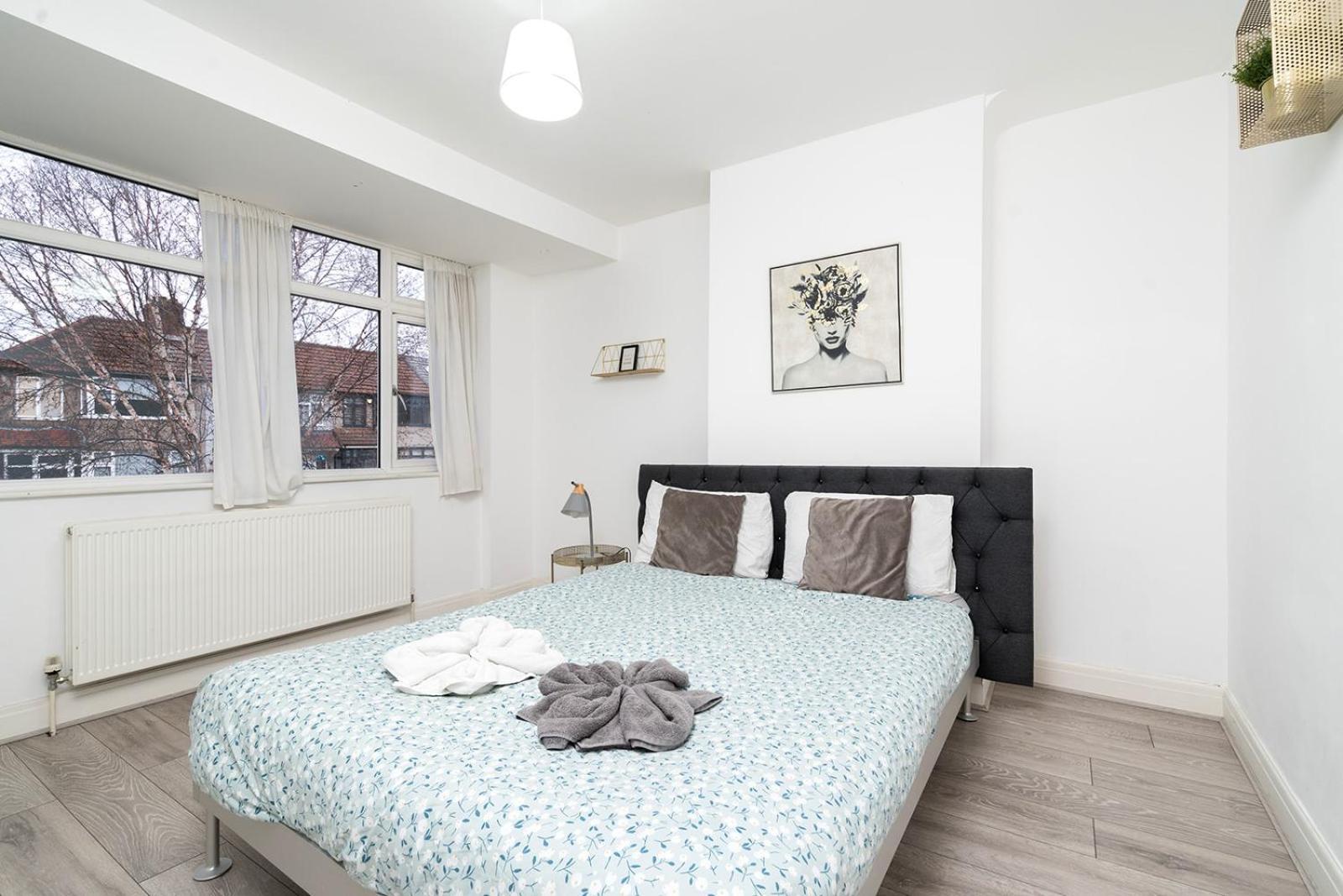 Large 4 Bedroom House With Parking Available Apartamento *