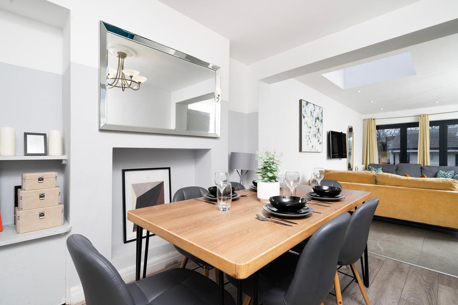 Apartamento Large 4 Bedroom House With Parking Available Londres
