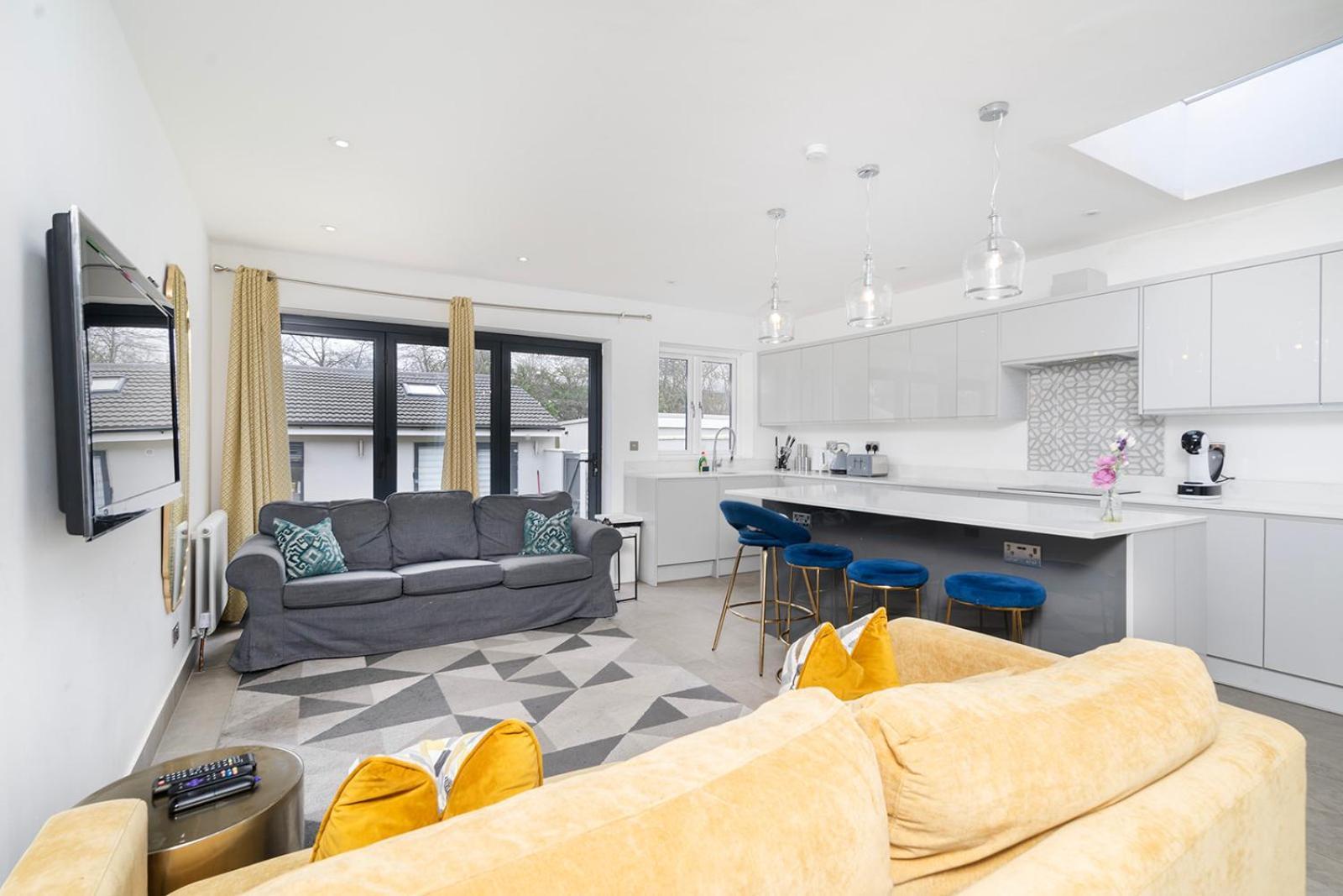 Large 4 Bedroom House With Parking Available Londres