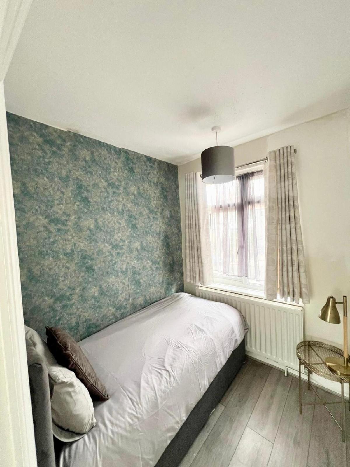 Large 4 Bedroom House With Parking Available Apartamento Londres