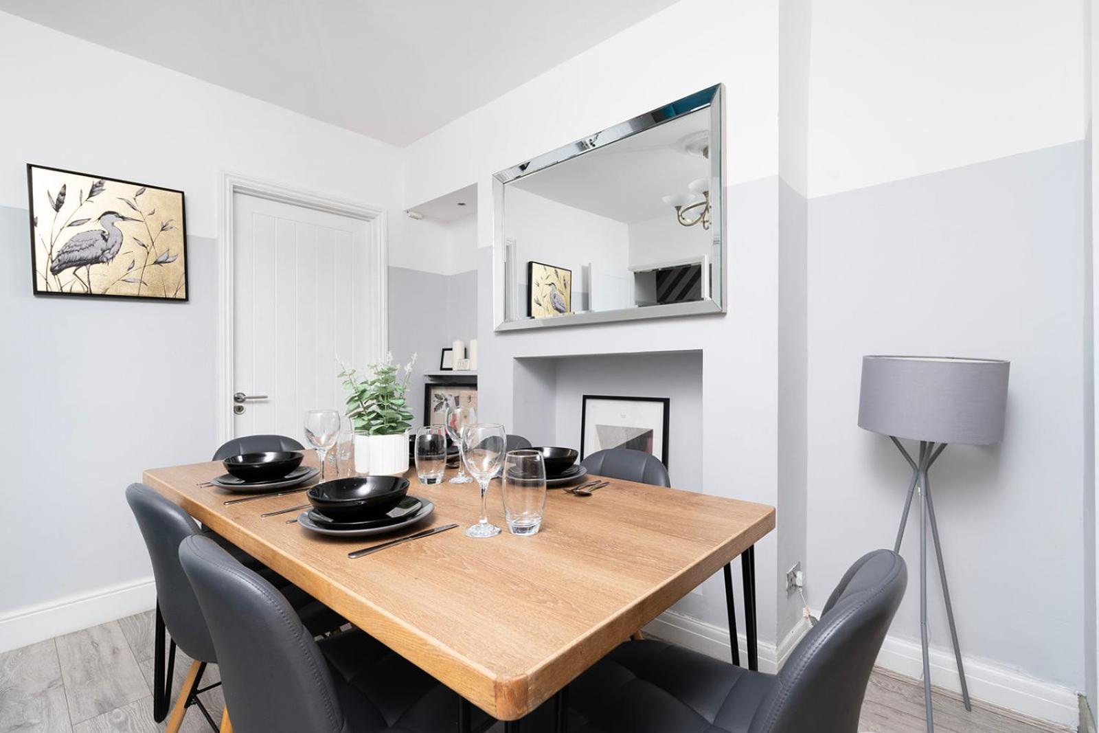 Large 4 Bedroom House With Parking Available Apartamento