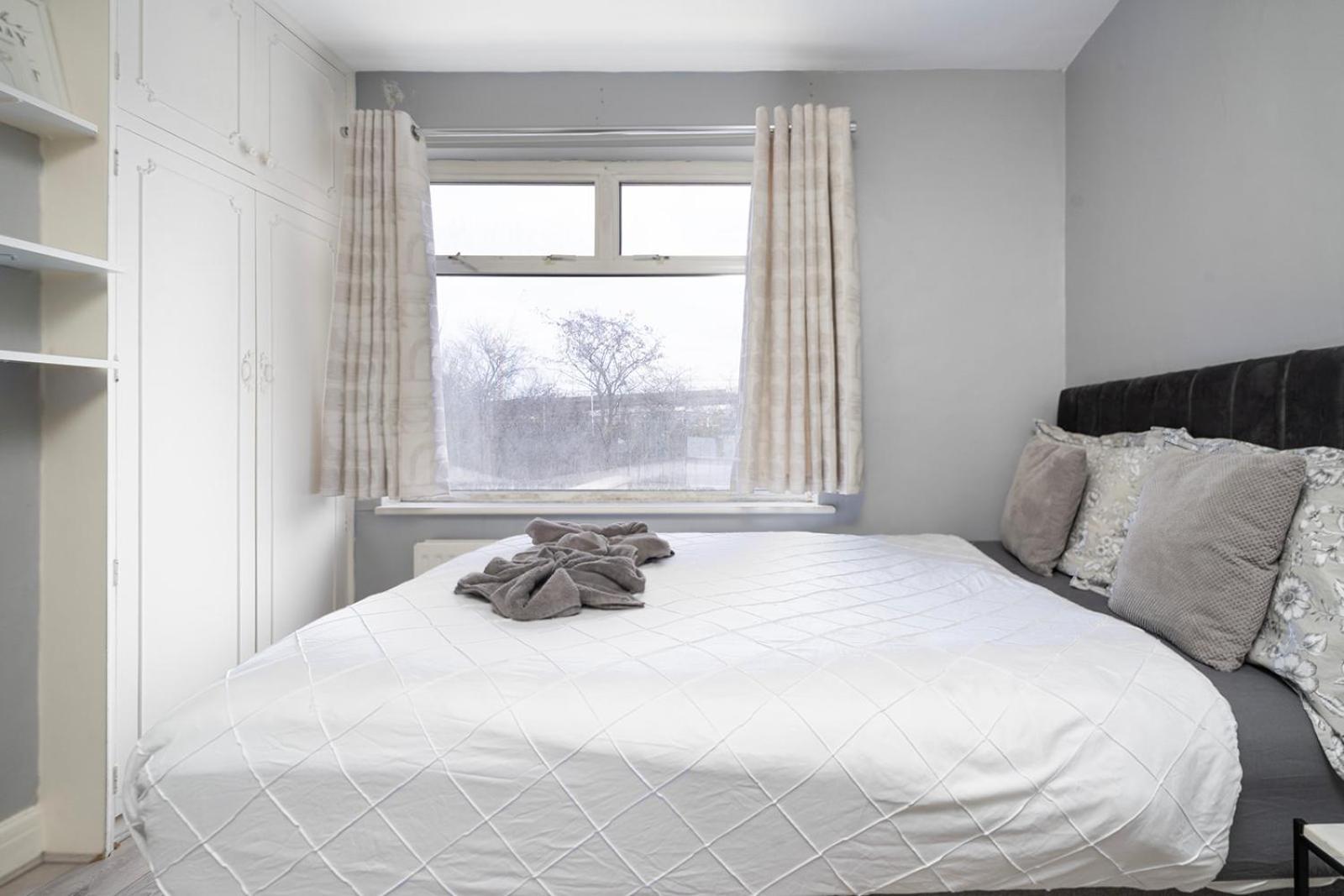 Apartamento Large 4 Bedroom House With Parking Available Londres