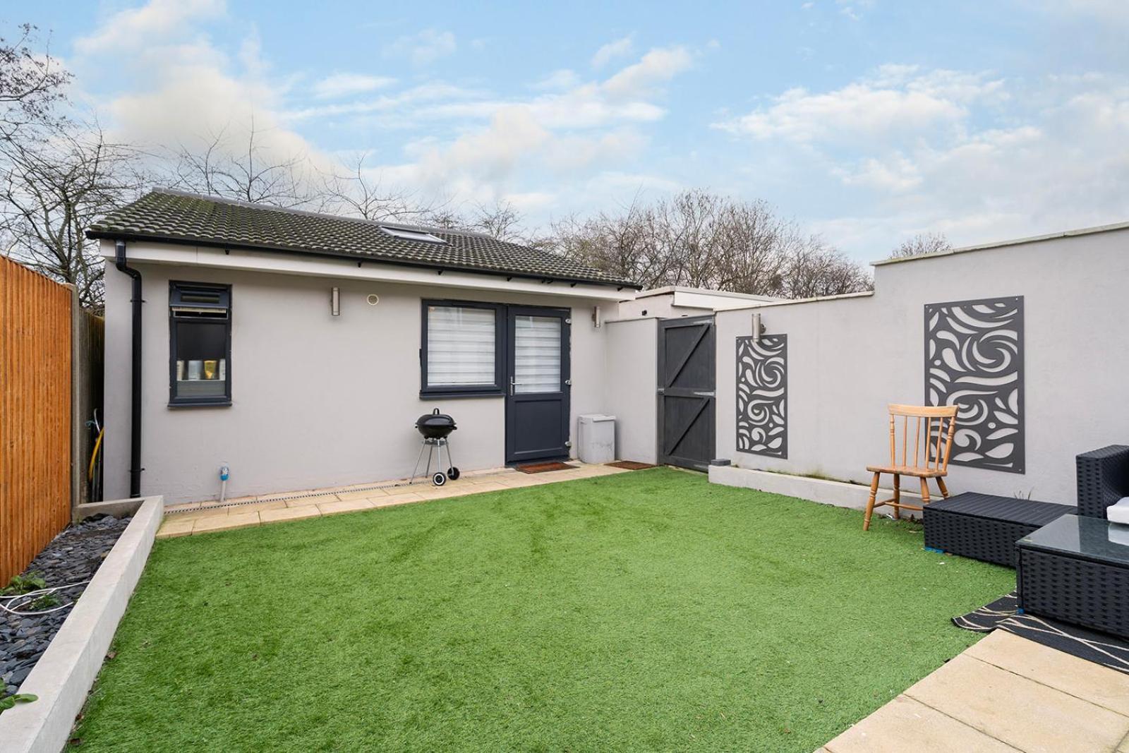 Large 4 Bedroom House With Parking Available * Londres