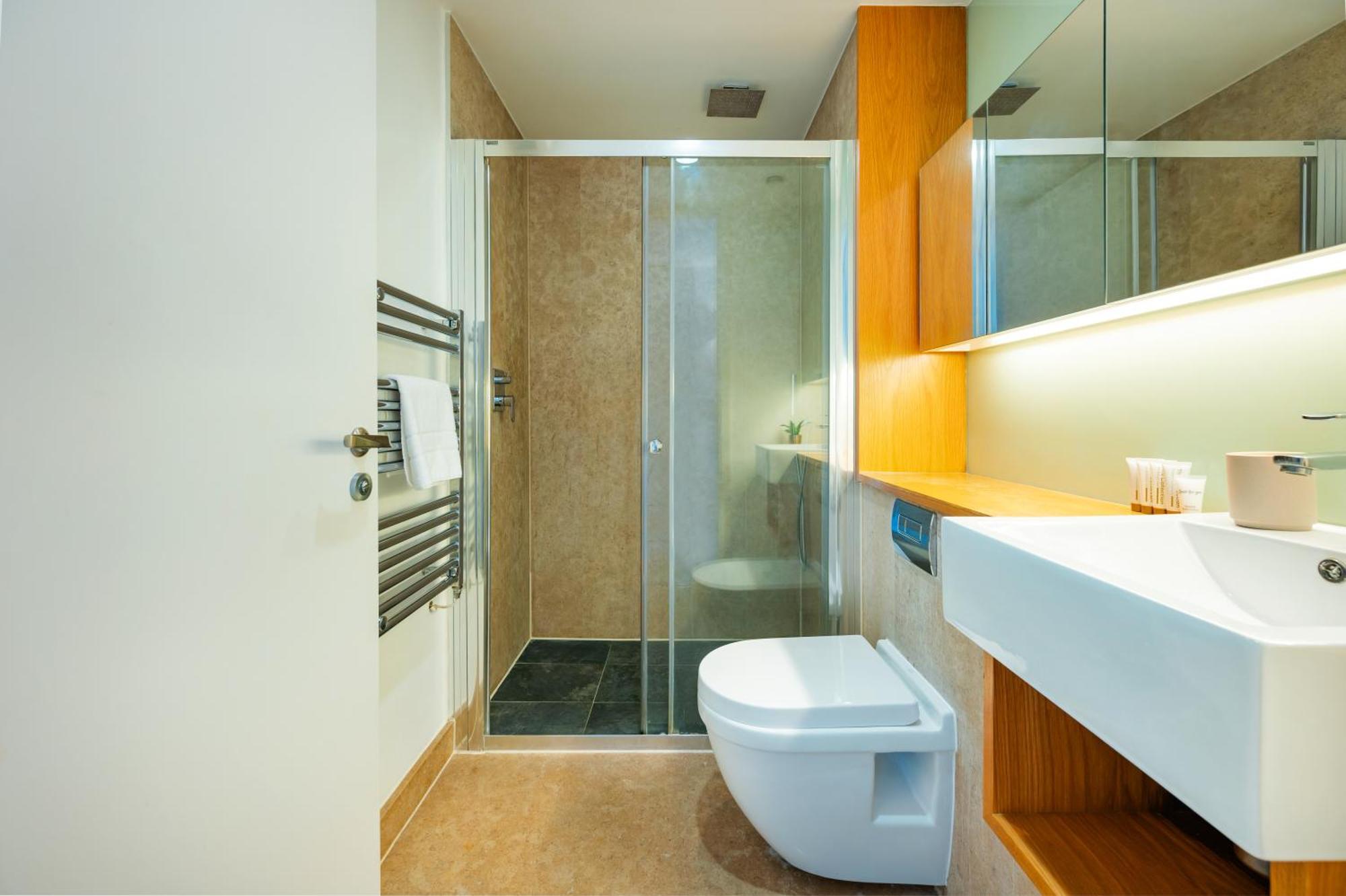 Urban Haven A Central Modern Gem *