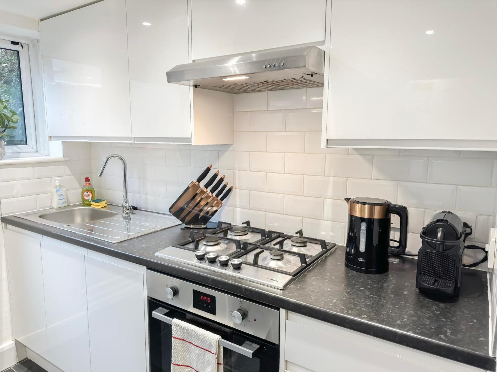 1-bedroom Flat With Small Garden & Paid Parking In Finsbury Park, Highbury Apartment *