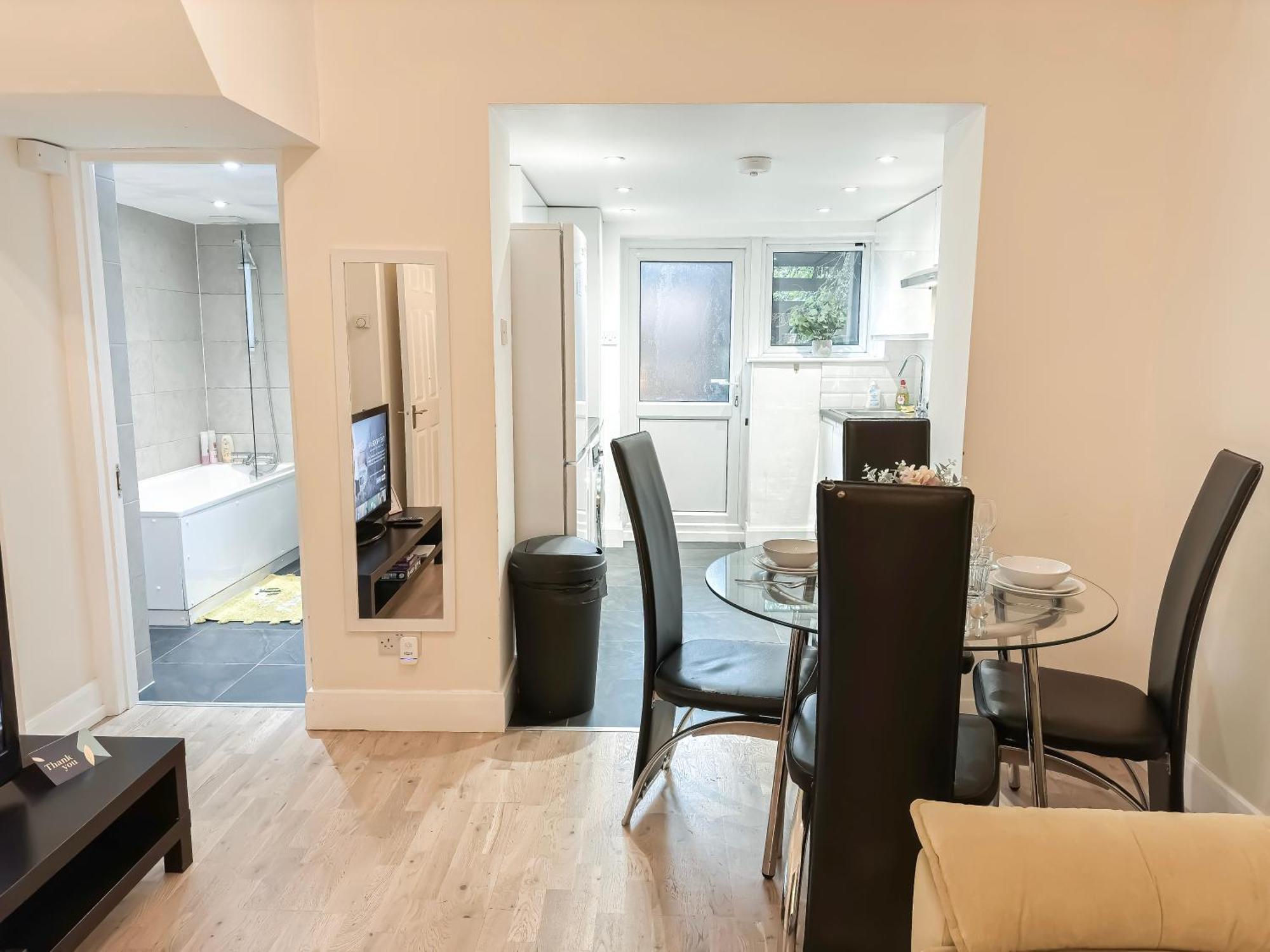 Apartment 1-bedroom Flat With Small Garden & Paid Parking In Finsbury Park, Highbury London