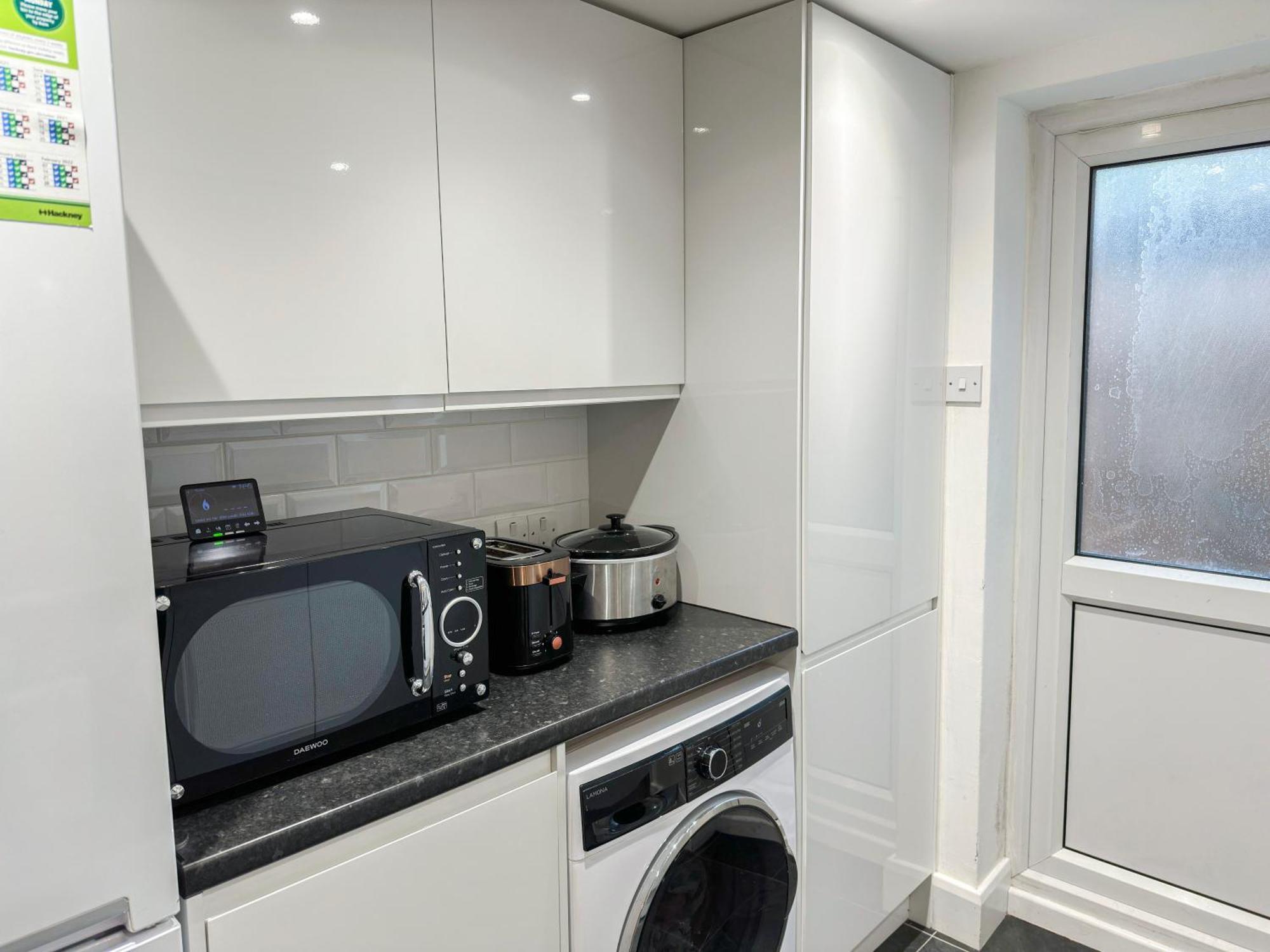1-bedroom Flat With Small Garden & Paid Parking In Finsbury Park, Highbury *