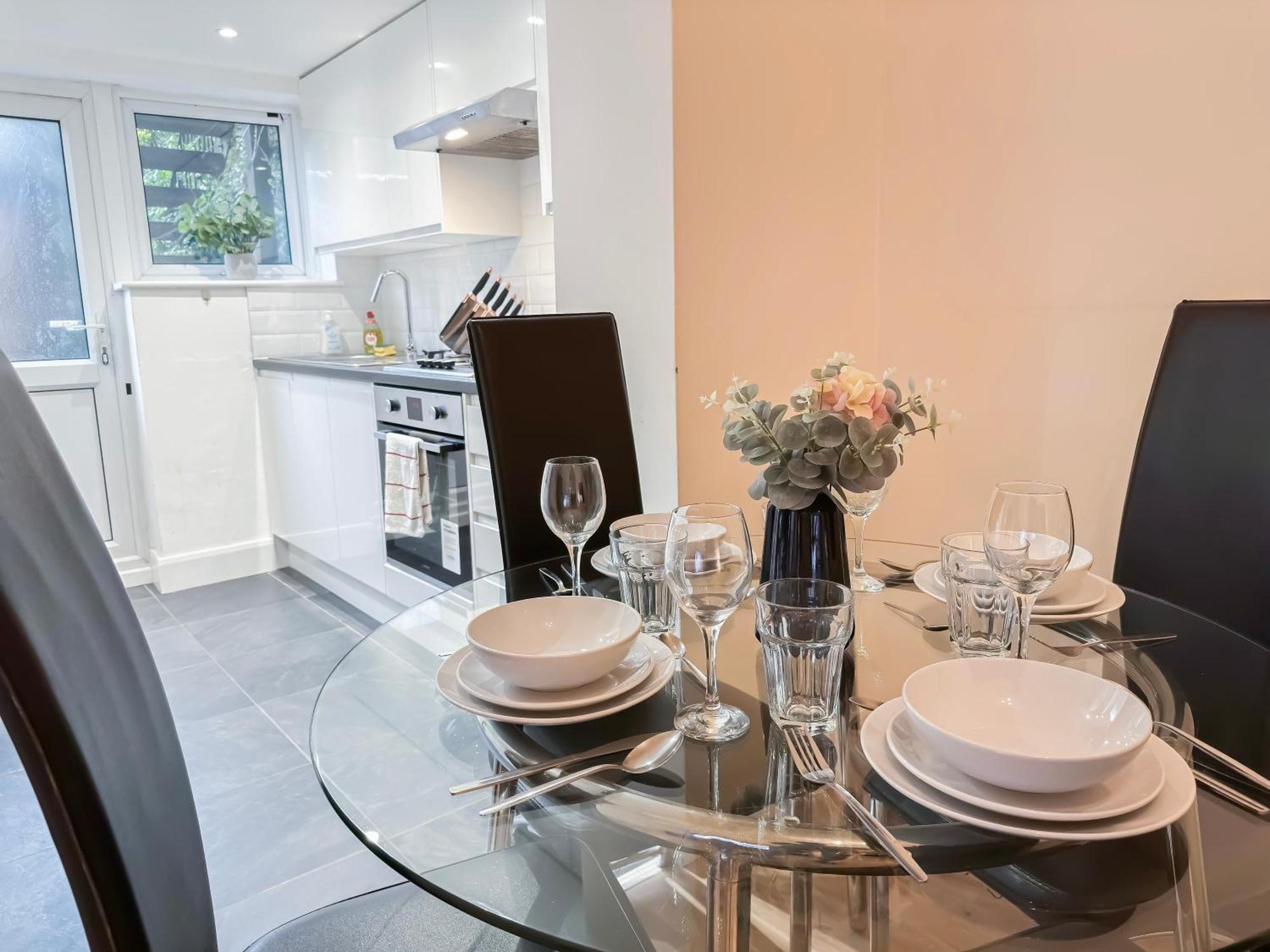 1-bedroom Flat With Small Garden & Paid Parking In Finsbury Park, Highbury