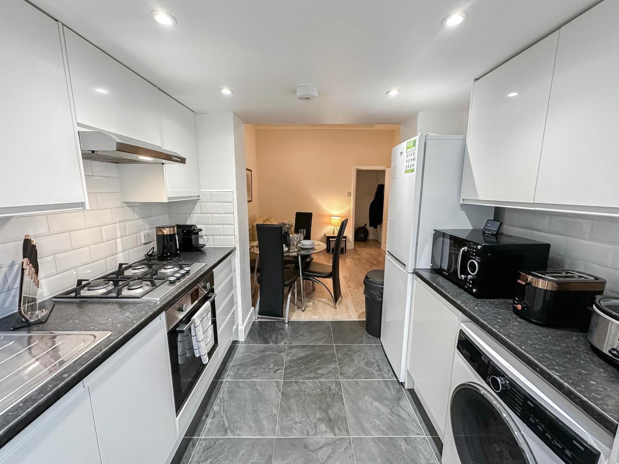 1-bedroom Flat With Small Garden & Paid Parking In Finsbury Park, Highbury *