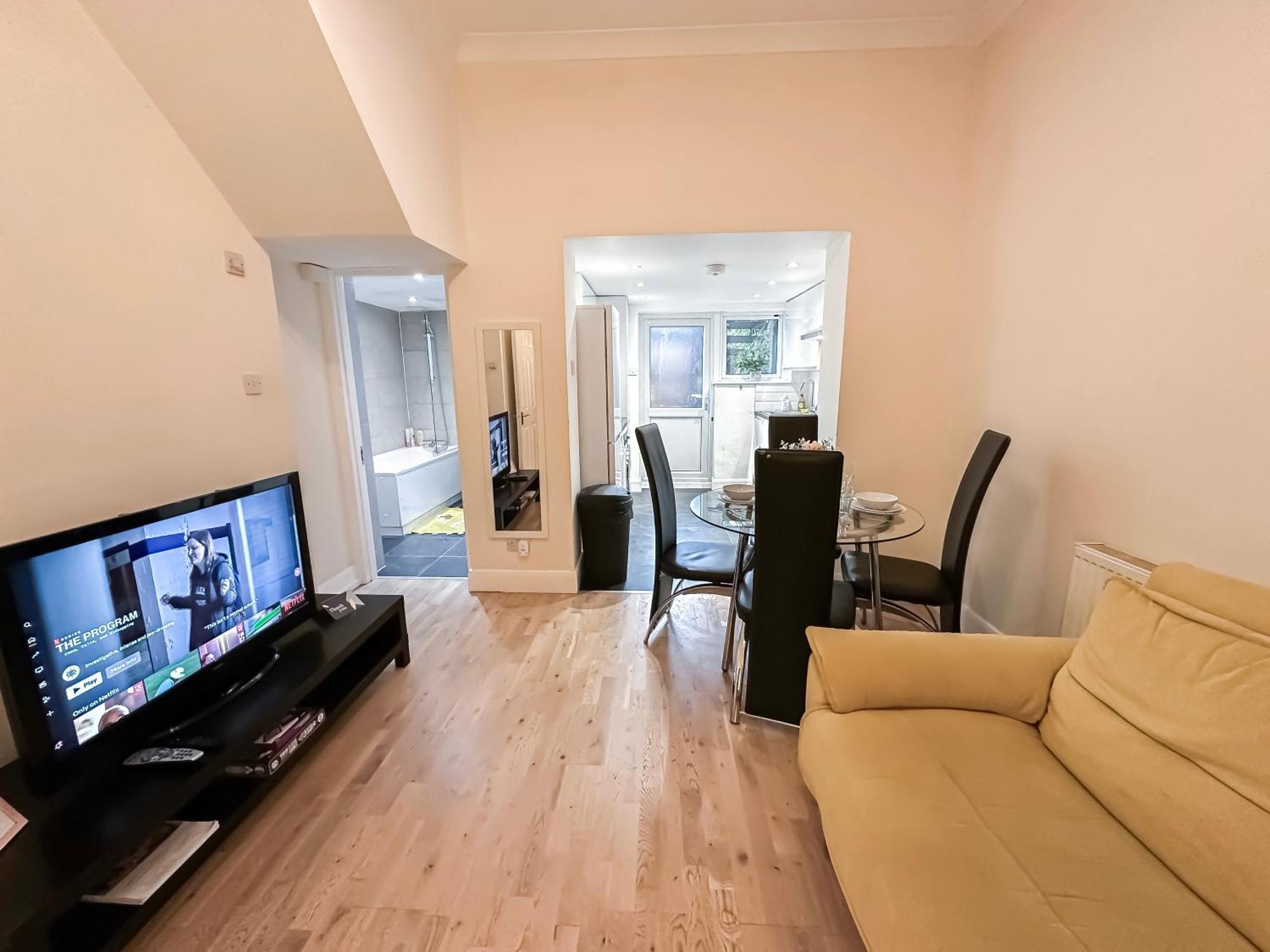1-bedroom Flat With Small Garden & Paid Parking In Finsbury Park, Highbury Apartment