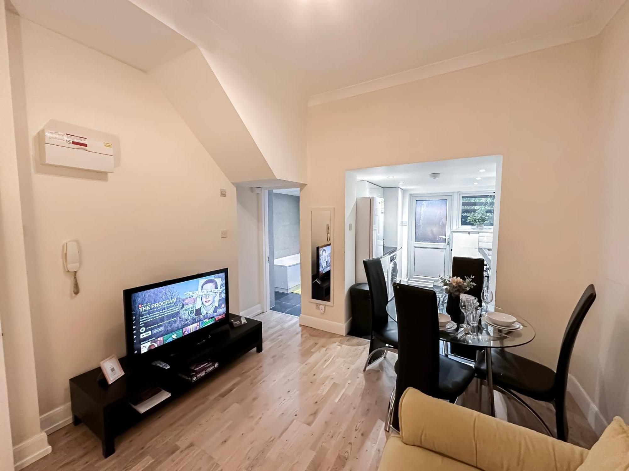 Apartment 1-bedroom Flat With Small Garden & Paid Parking In Finsbury Park, Highbury *