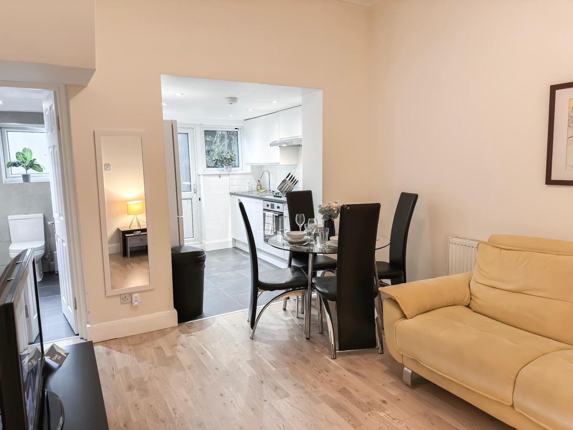 Apartment 1-bedroom Flat With Small Garden & Paid Parking In Finsbury Park, Highbury London