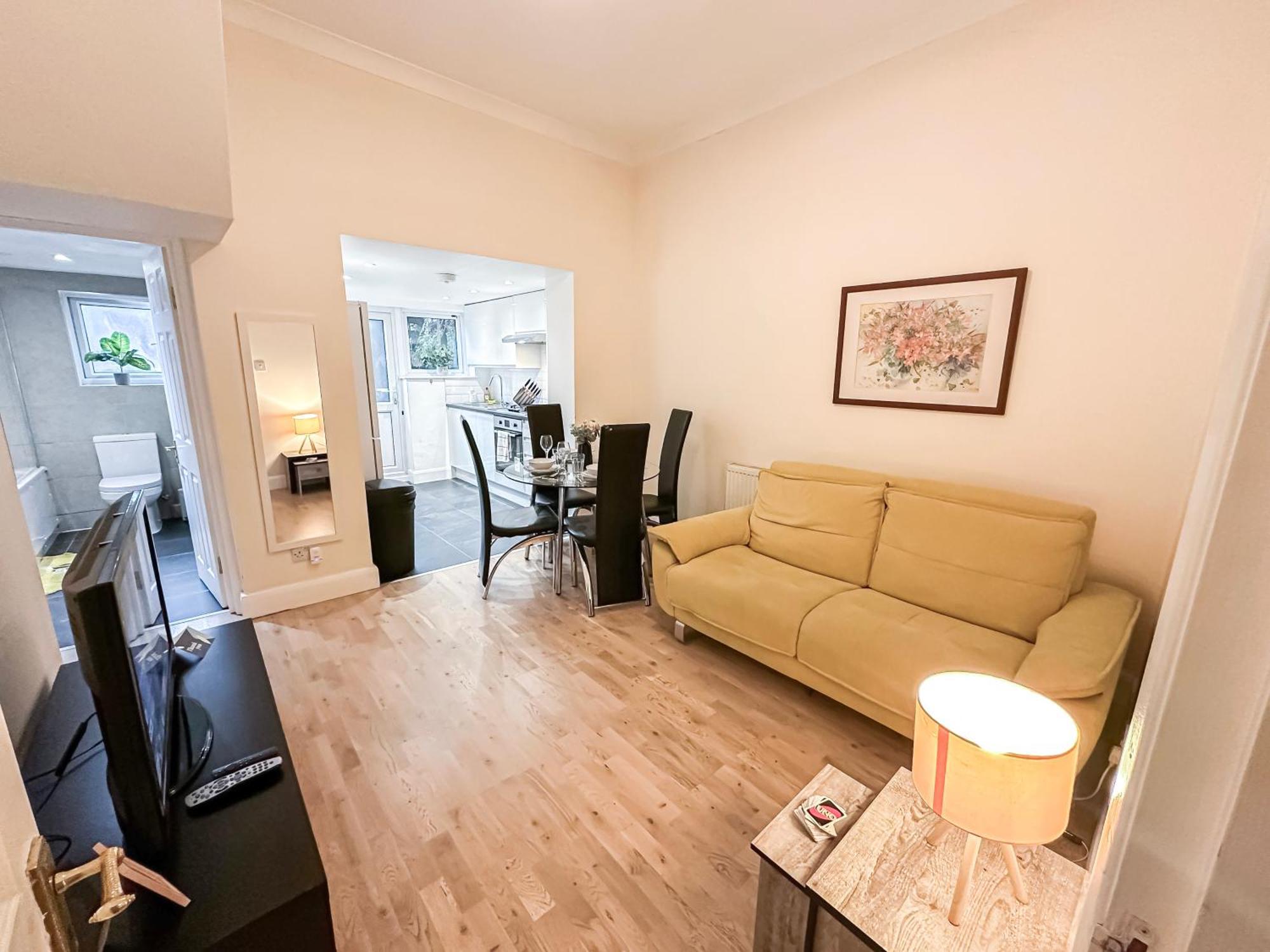 1-bedroom Flat With Small Garden & Paid Parking In Finsbury Park, Highbury Apartment