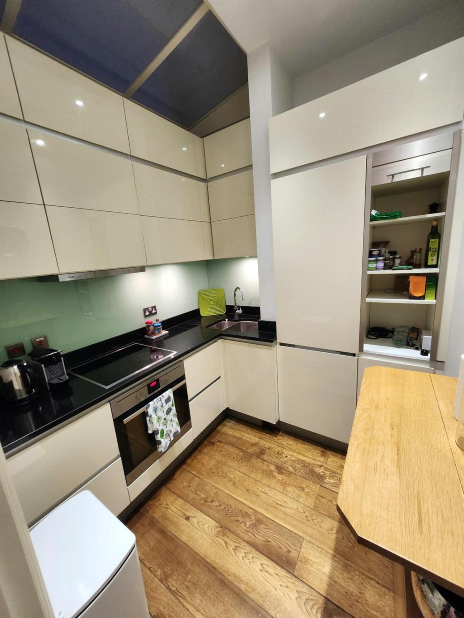 2 Bedroom Luxury Flat In South Kensington * London
