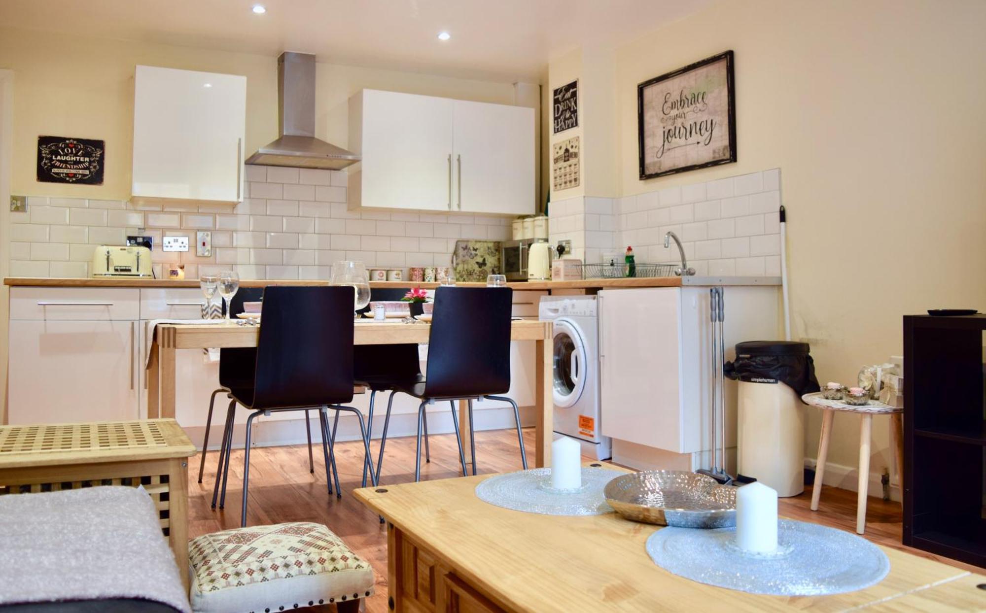 Stylish And Homely 4 Bedroom In East Apartment *