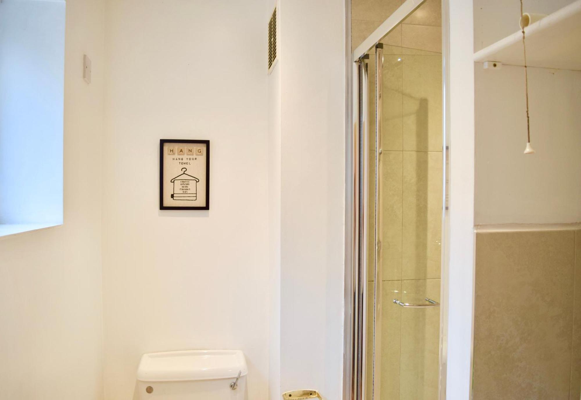 Stylish And Homely 4 Bedroom In East Apartment London
