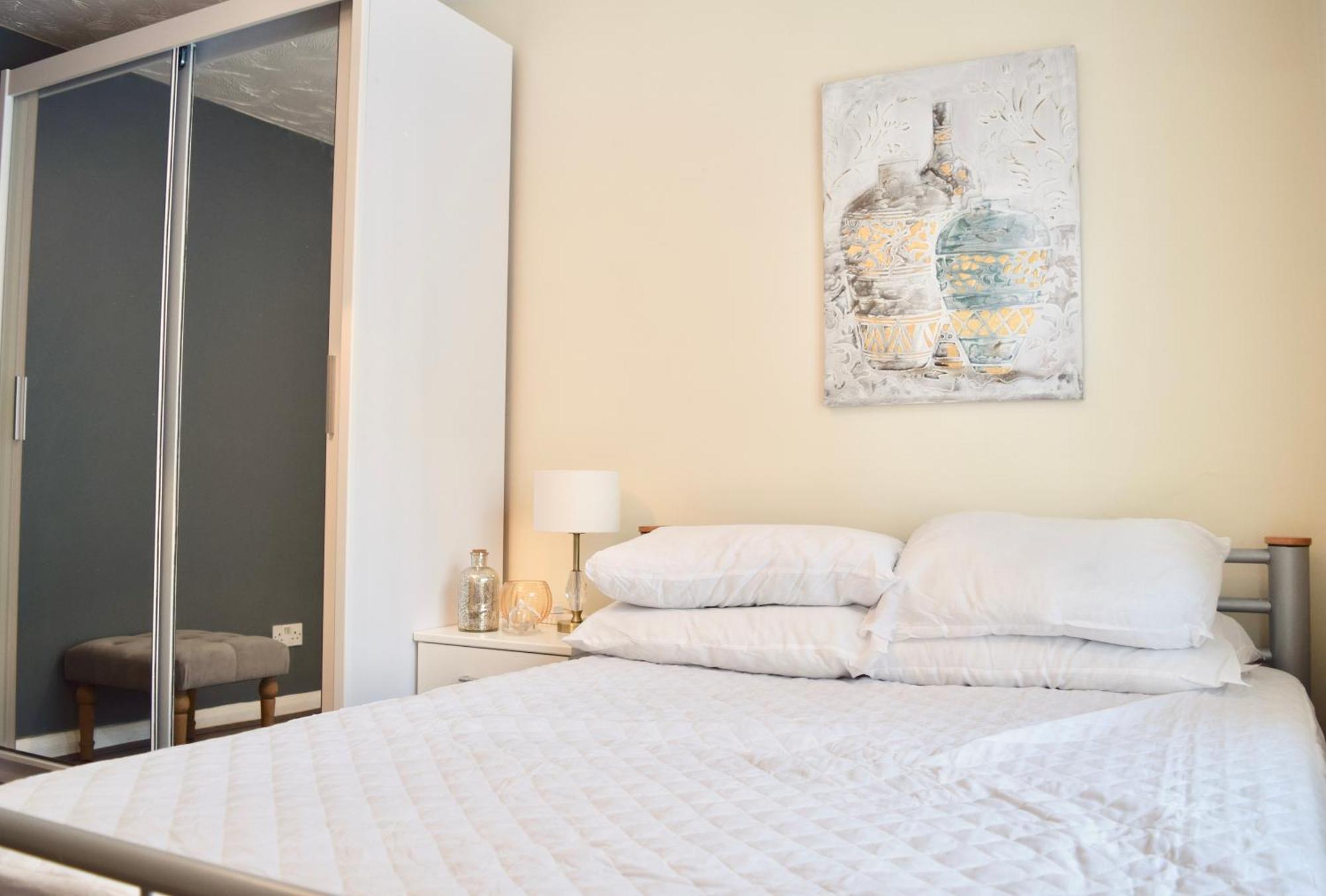 Stylish And Homely 4 Bedroom In East Apartment *