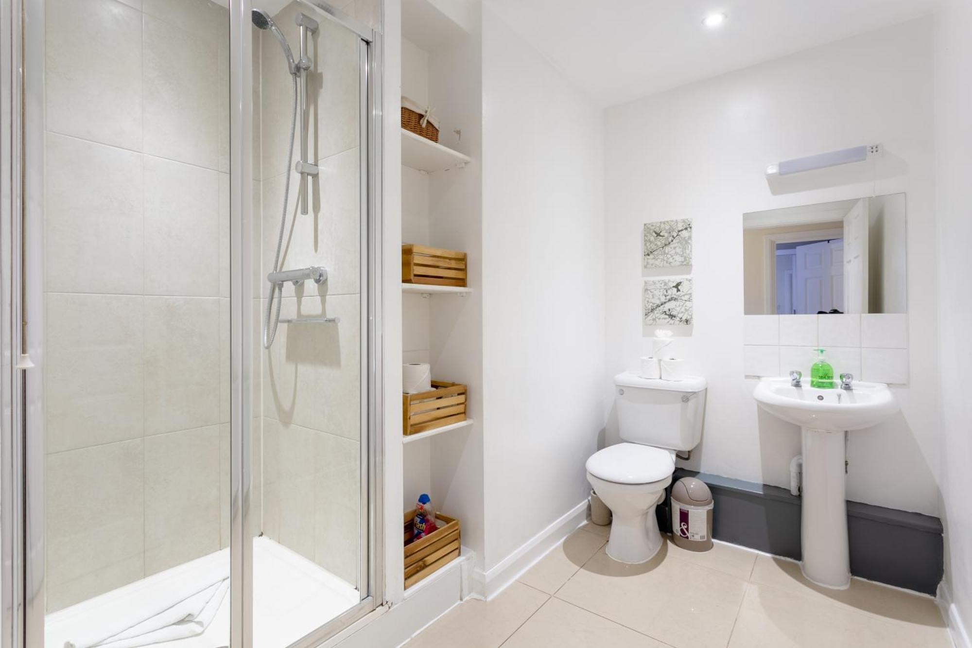 Stylish And Homely 4 Bedroom In East