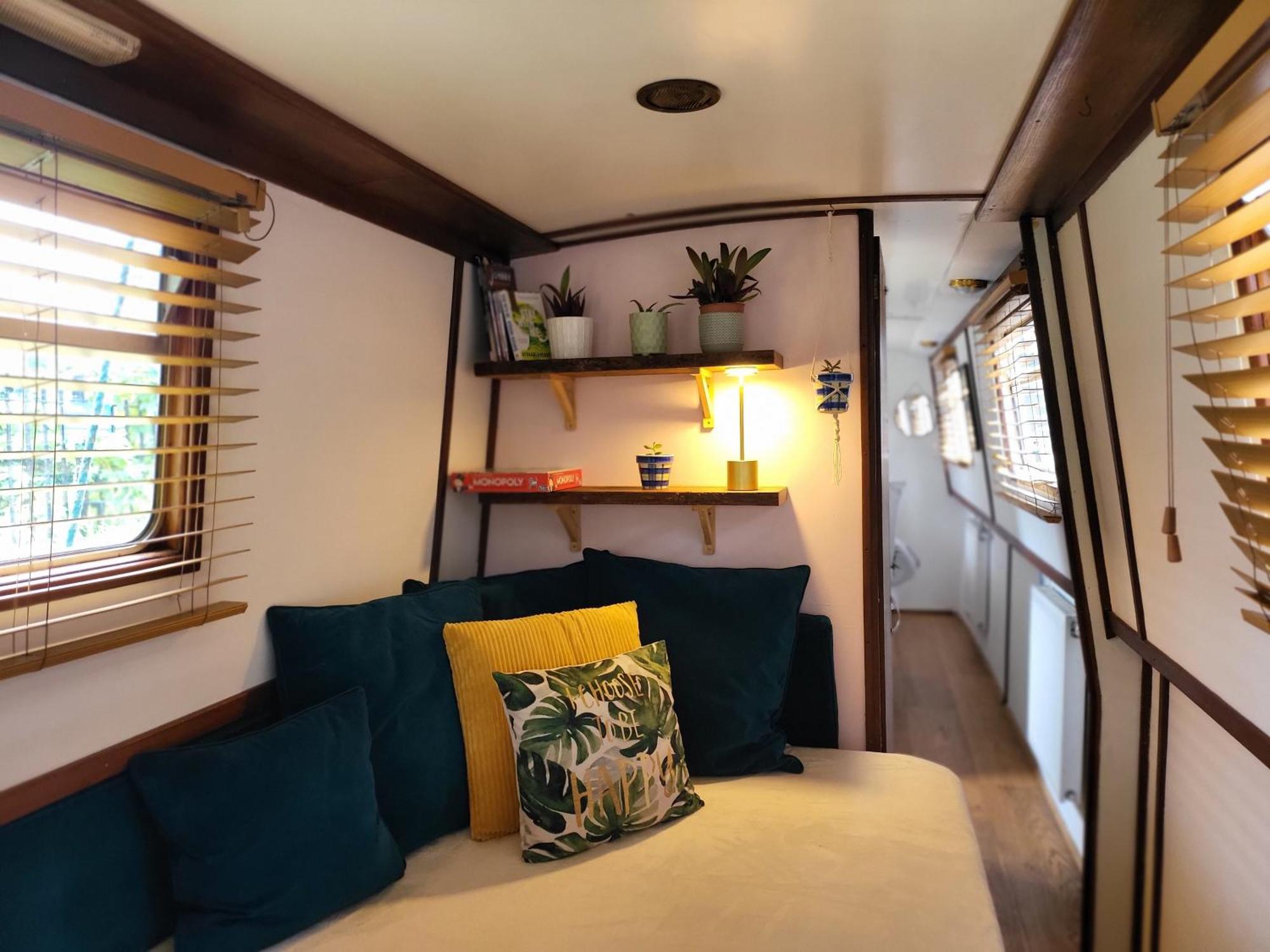 Lovely Canal Boat In Little Venice By Paddington For Family & Friends London