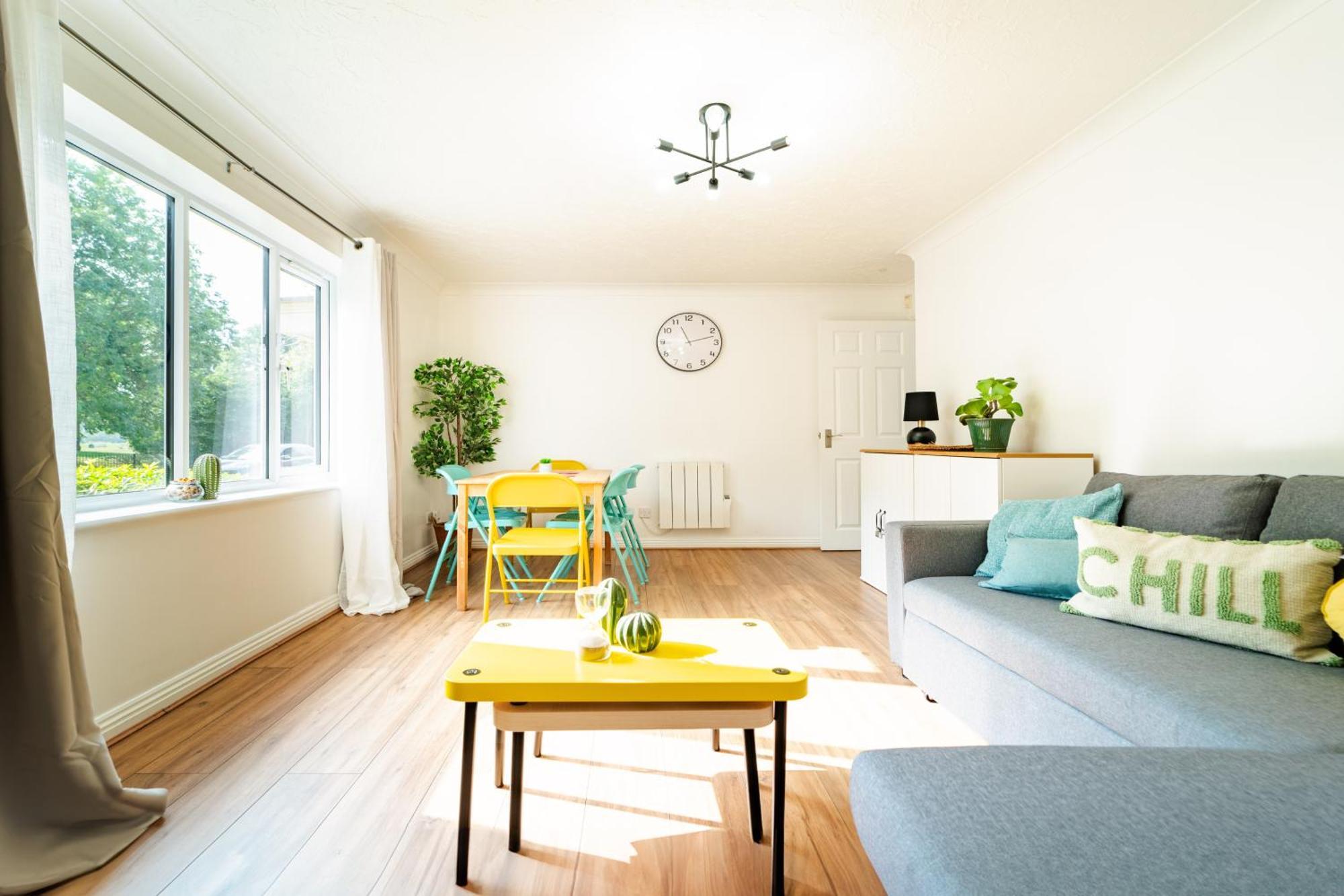 Bright And Spacious Flat With Free Parking Apartment *
