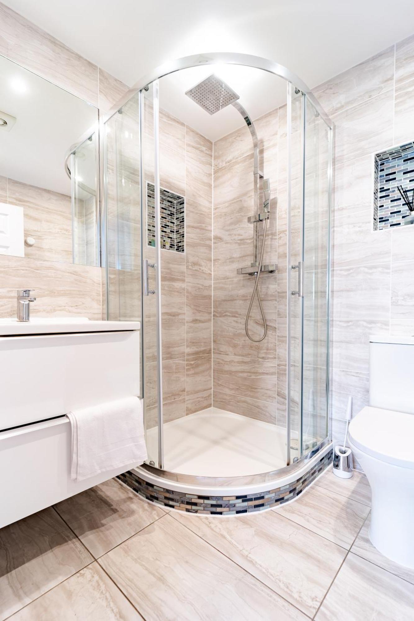 Bright And Spacious Flat With Free Parking