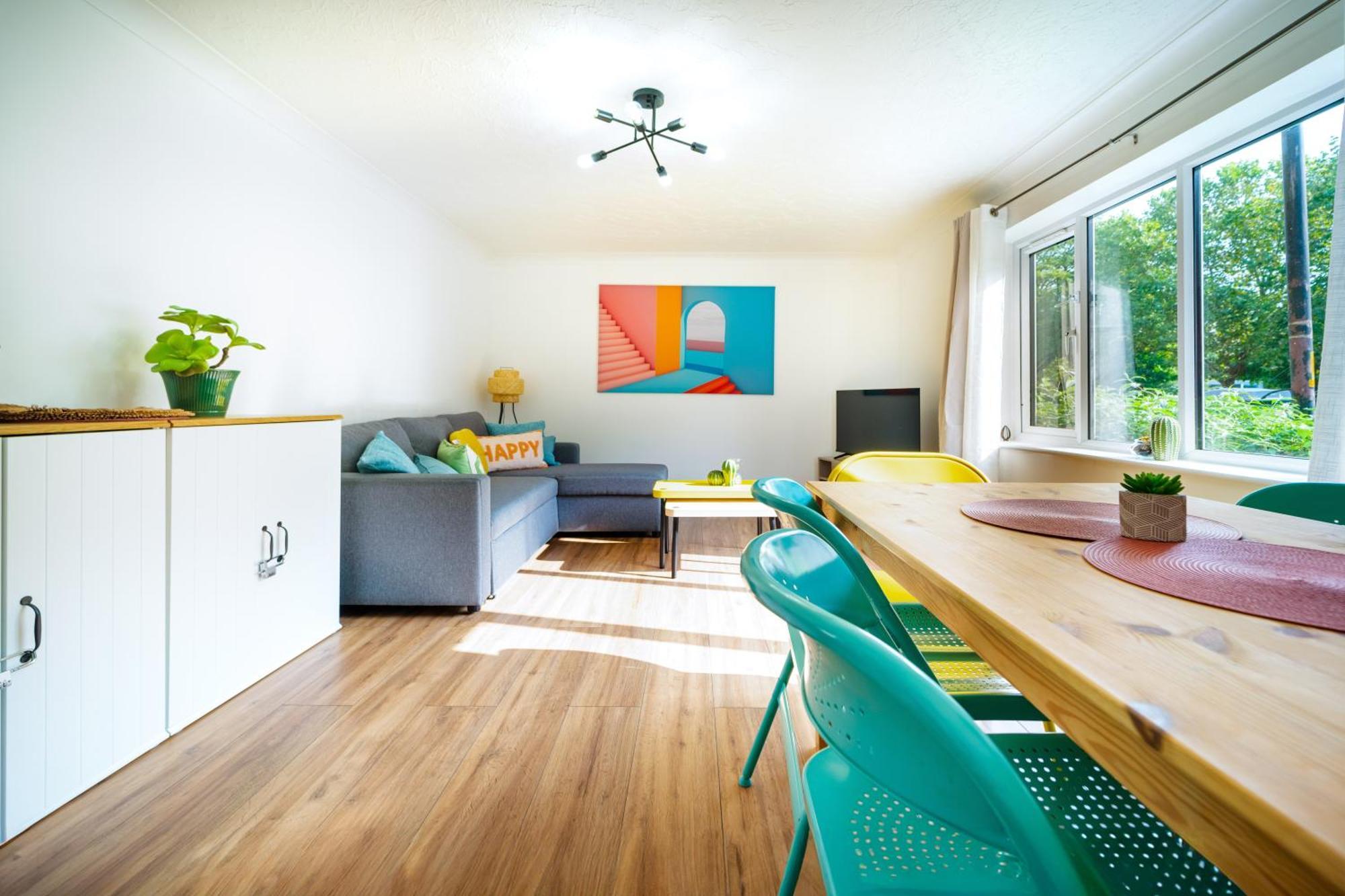 Bright And Spacious Flat With Free Parking