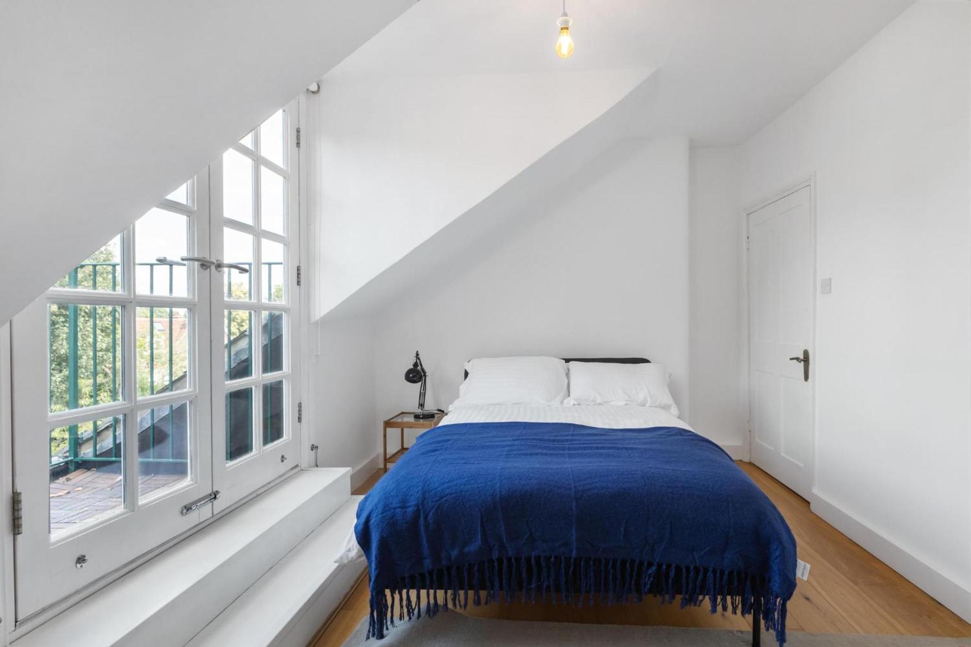 3 Bedroom Magical Hampstead Heath Apartment *