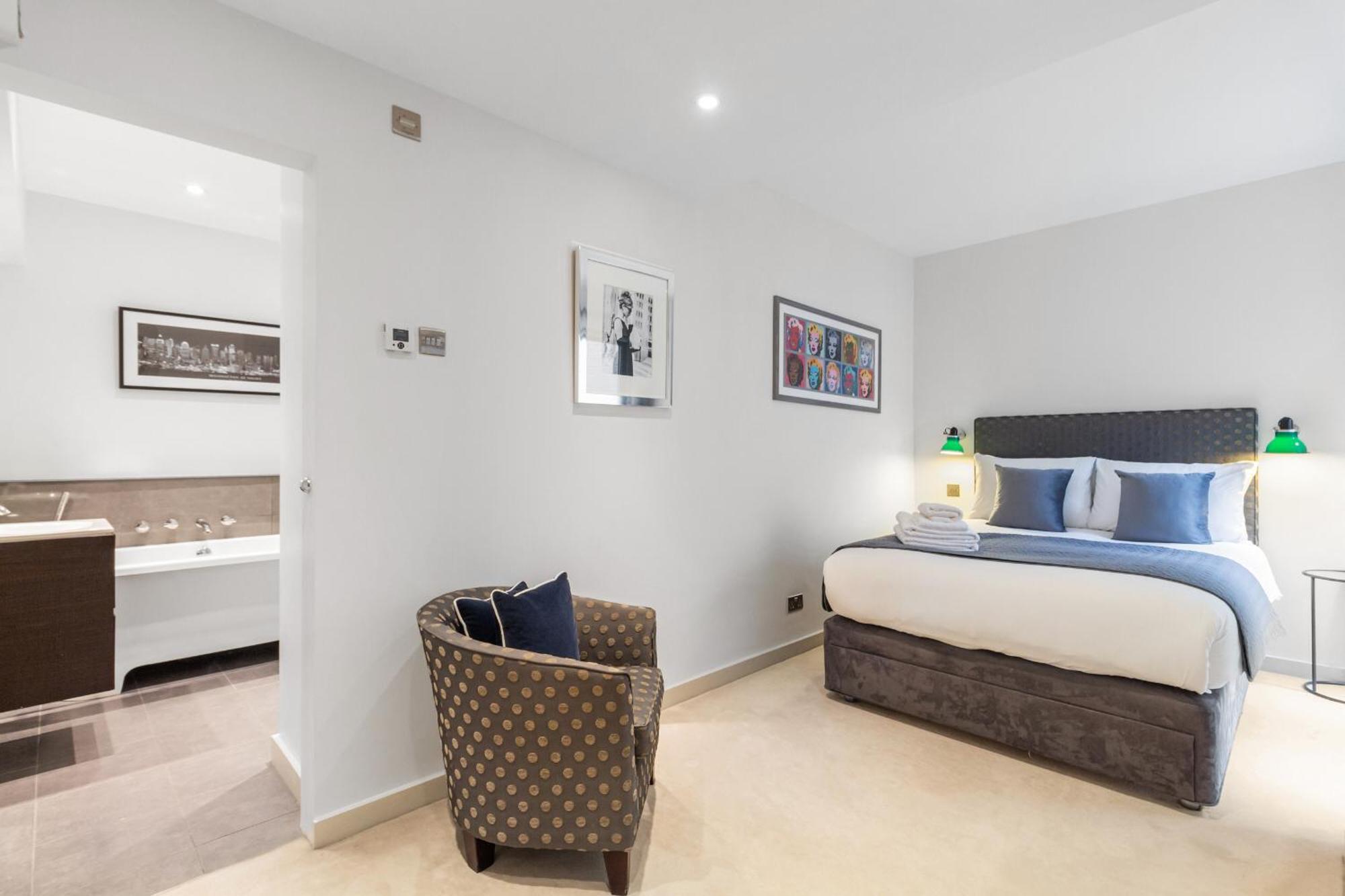 Luxurious Townhouse - La Reserve Knightsbridge Apartment *